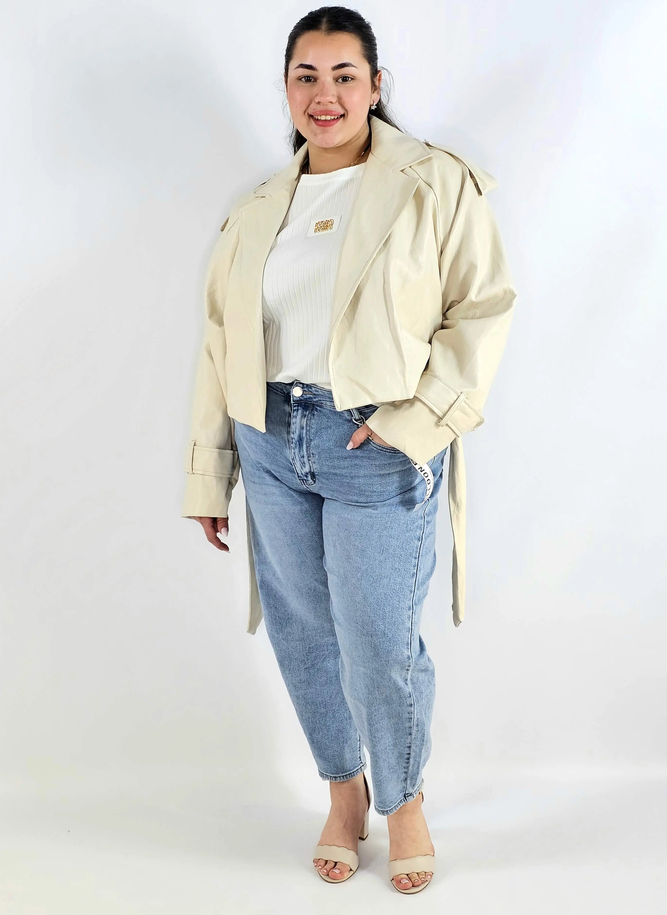 Kurtka plus size beżowa – krótki trencz XXL z paskiem Stylowa XL