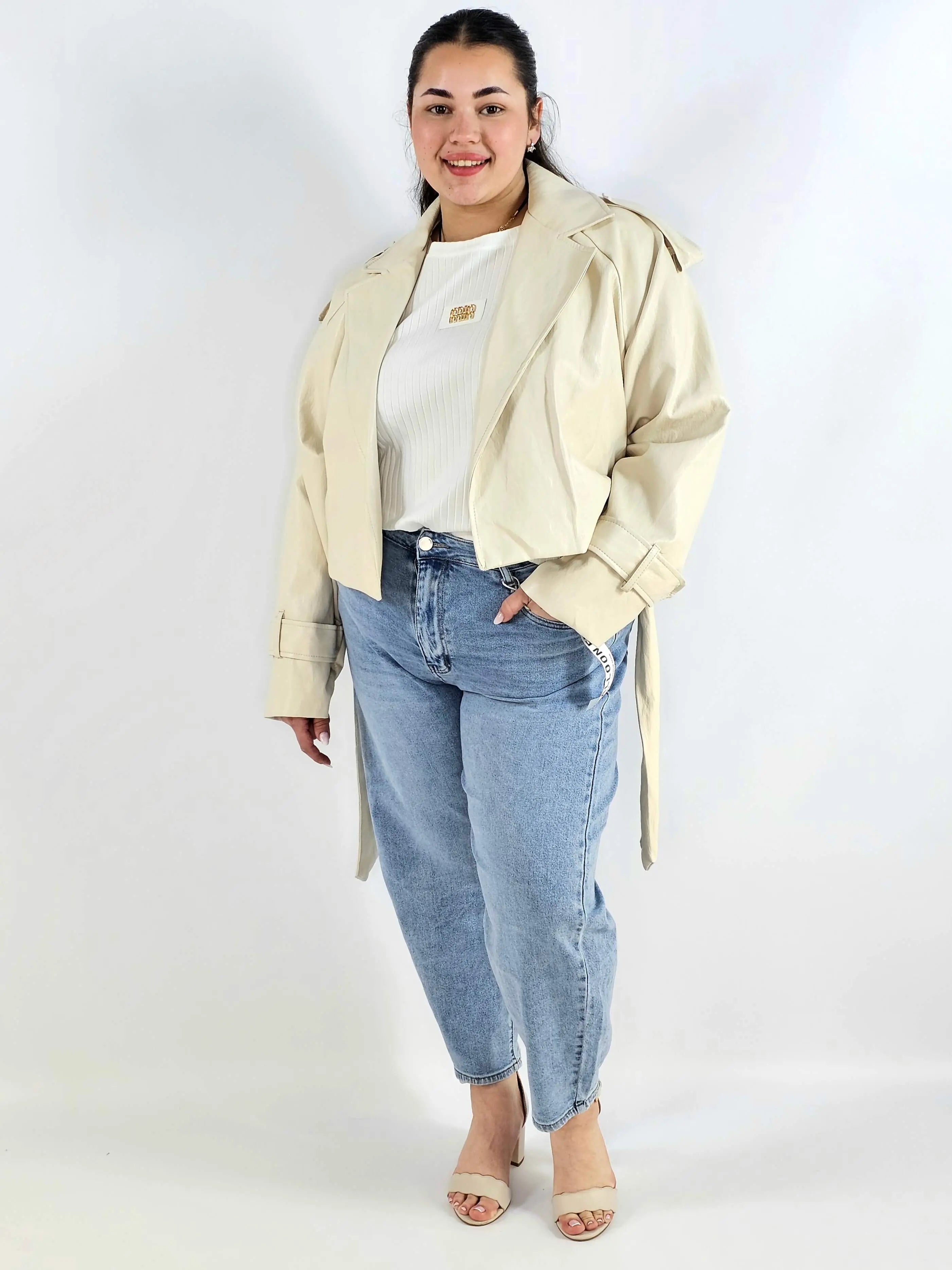 Kurtka plus size beżowa – krótki trencz XXL z paskiem Stylowa XL