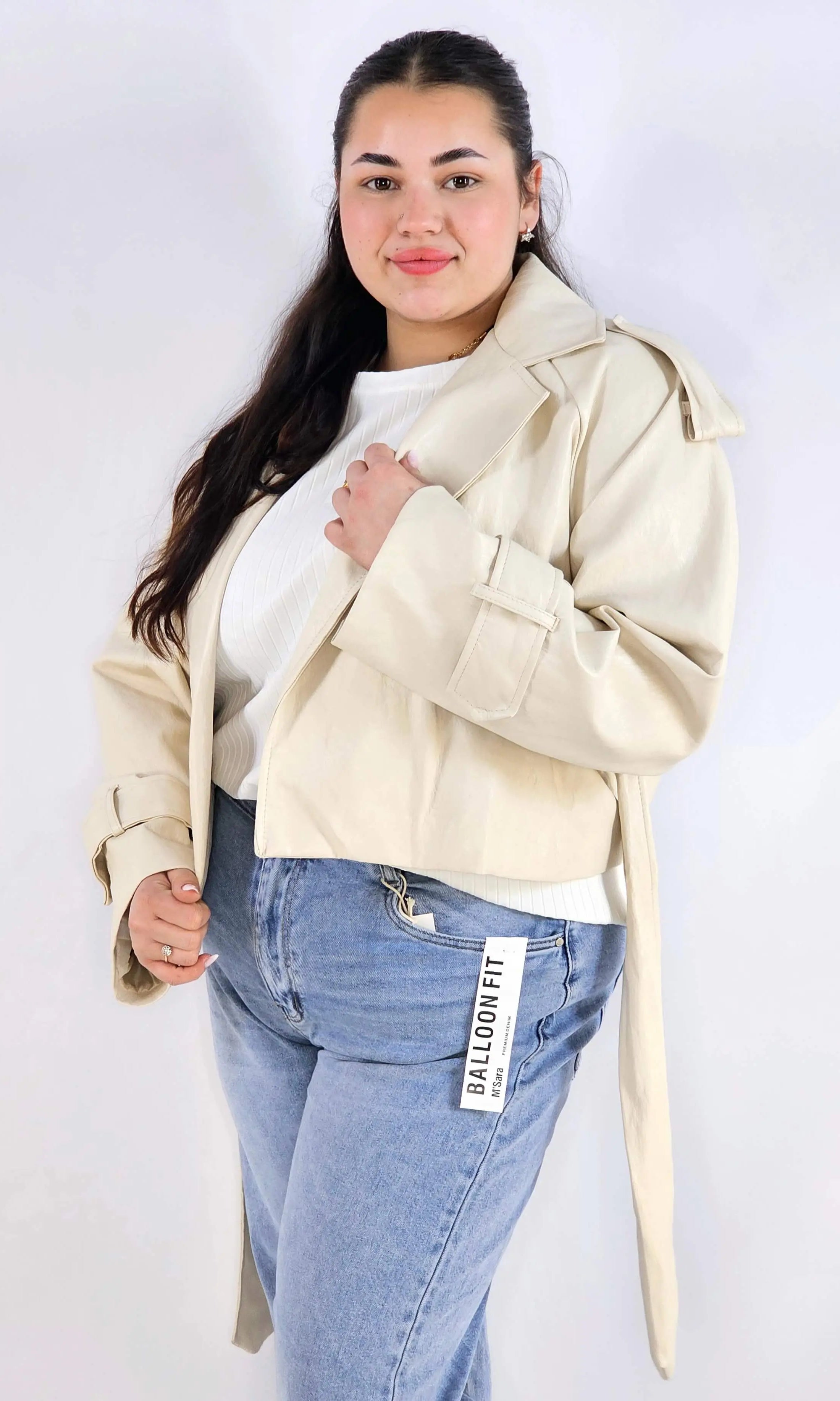 Kurtka plus size beżowa – krótki trencz XXL z paskiem Stylowa XL