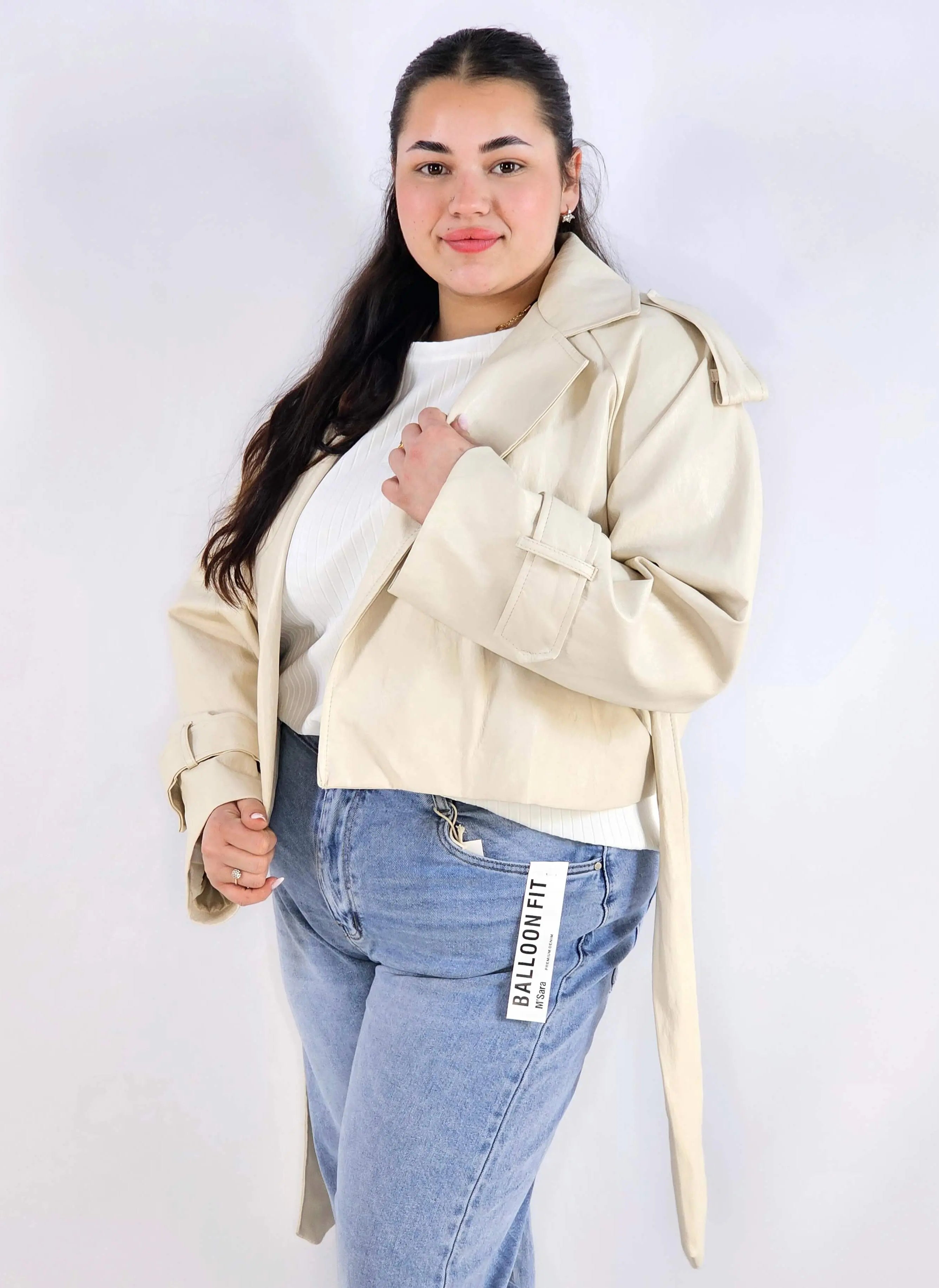 Kurtka plus size beżowa – krótki trencz XXL z paskiem Stylowa XL