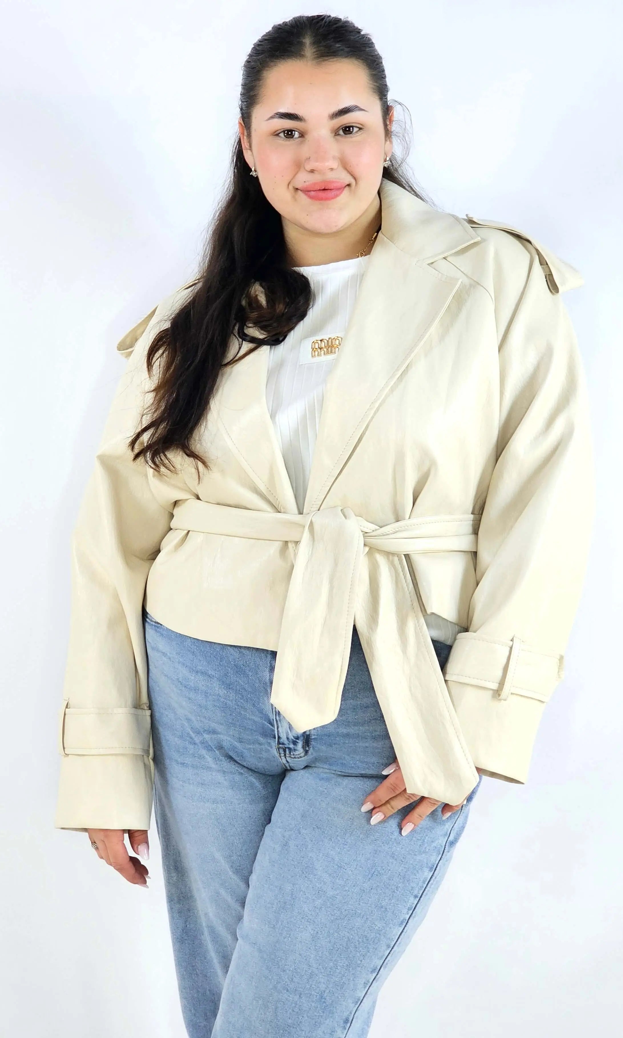 Kurtka plus size beżowa – krótki trencz XXL z paskiem Stylowa XL