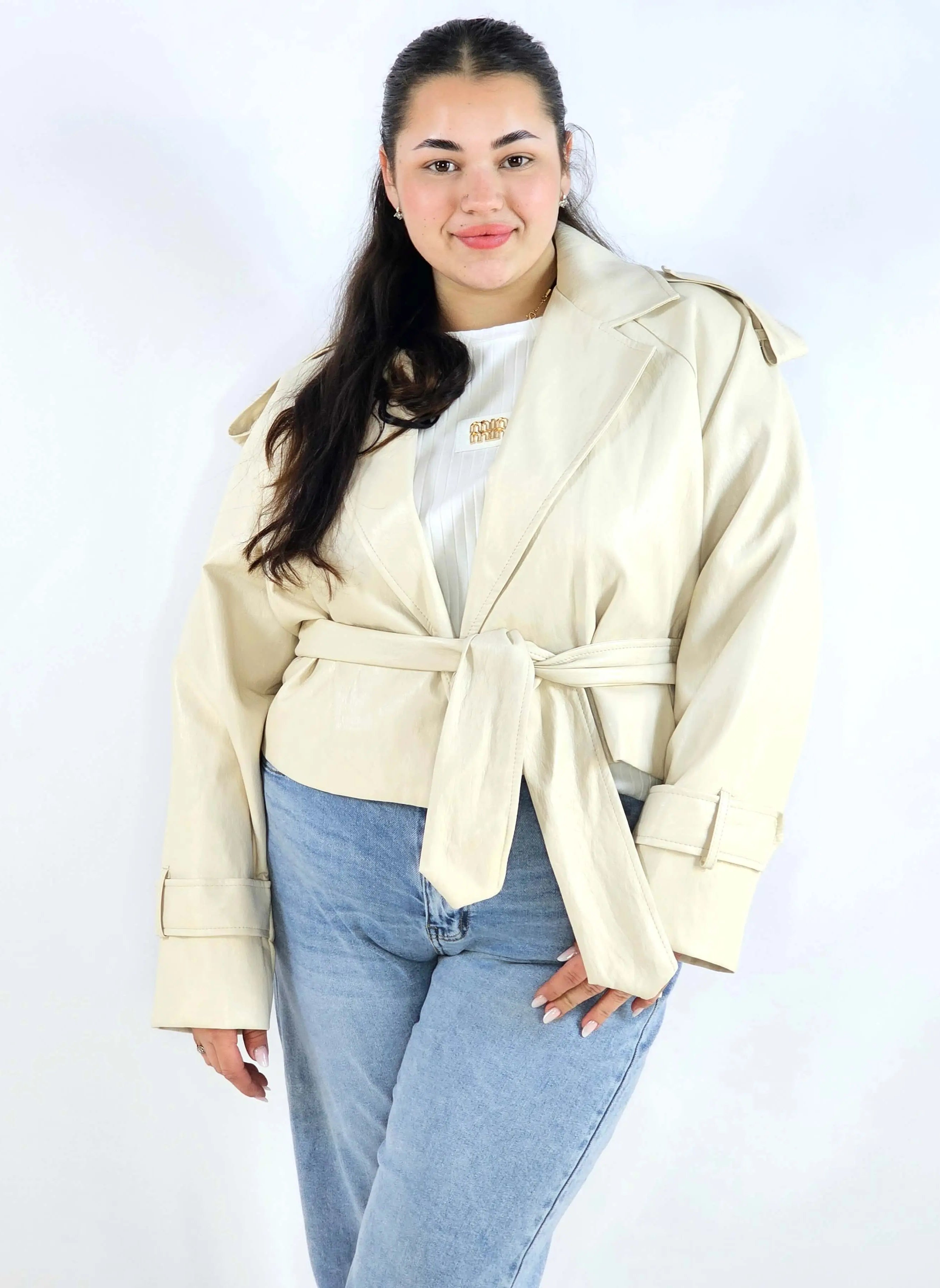 Kurtka plus size beżowa – krótki trencz XXL z paskiem Stylowa XL
