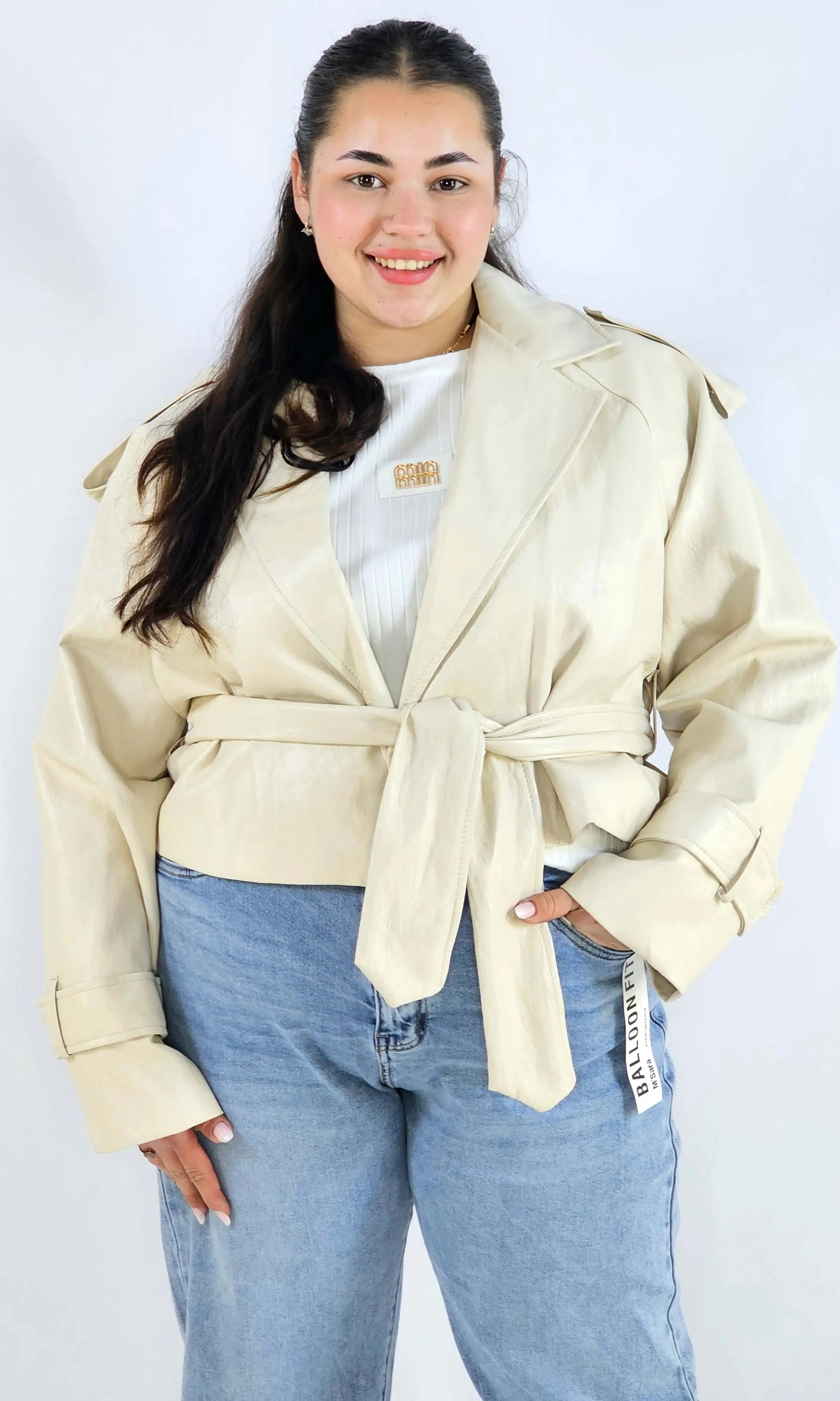Kurtka plus size beżowa – krótki trencz XXL z paskiem Stylowa XL