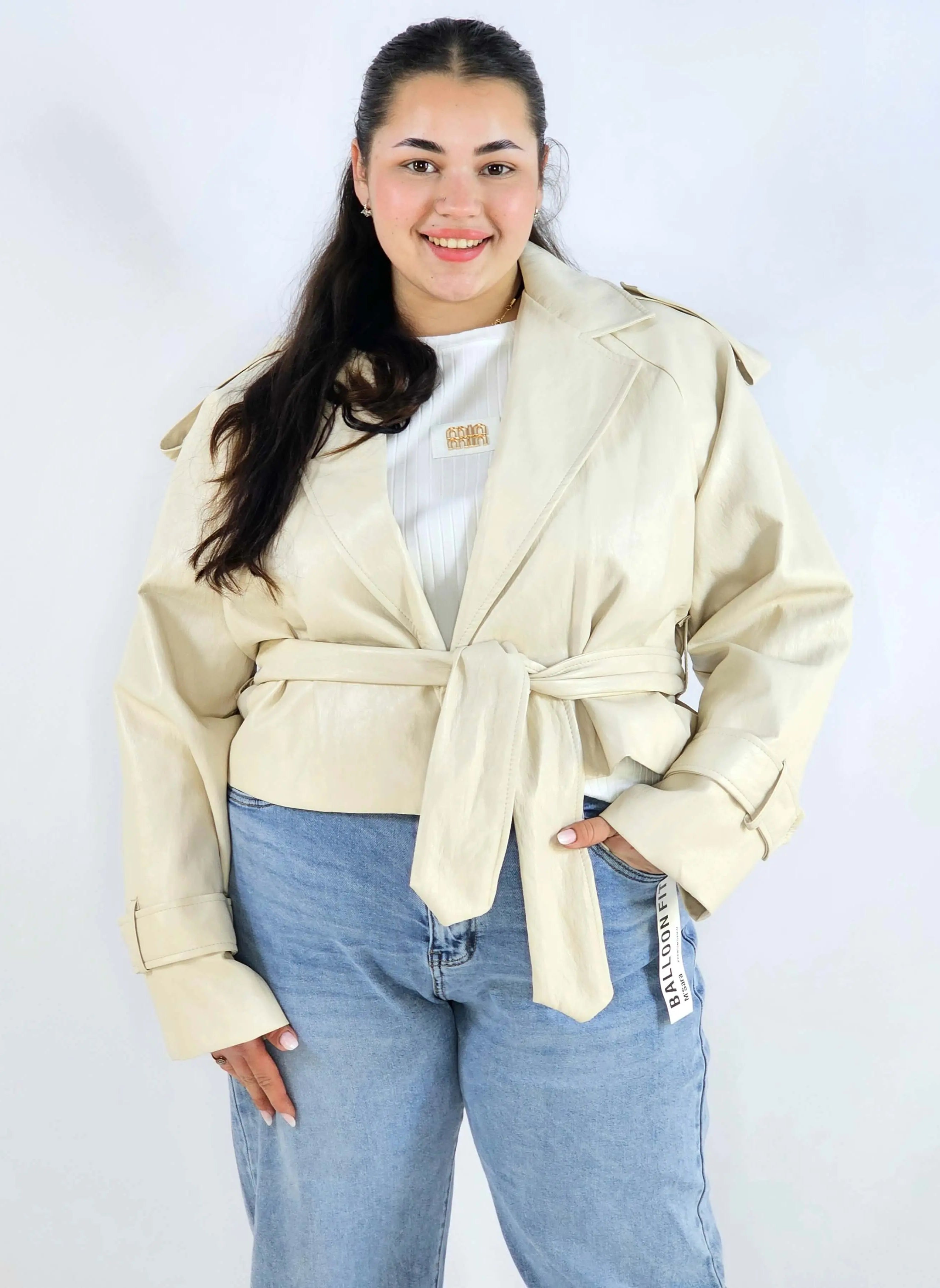 Kurtka plus size beżowa – krótki trencz XXL z paskiem Stylowa XL