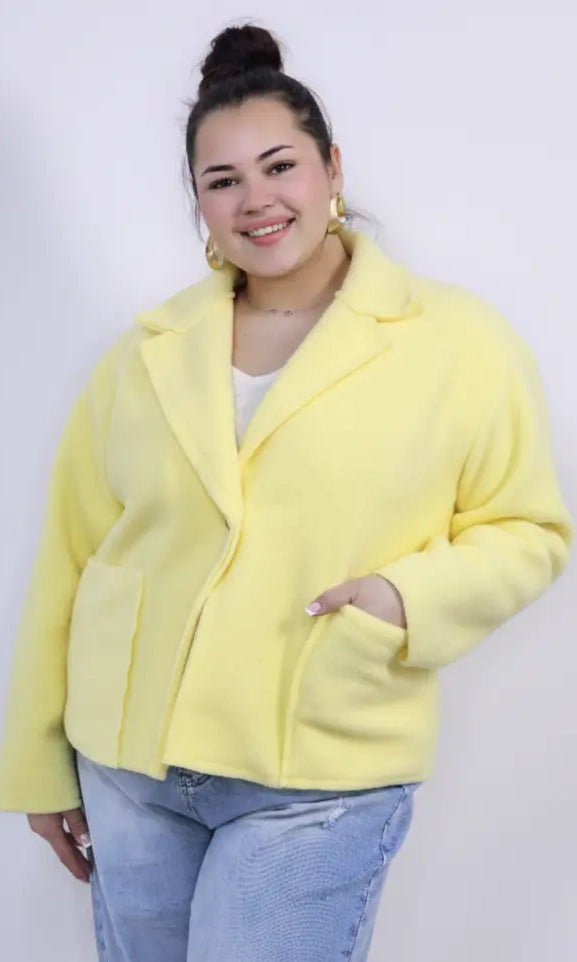 Kurtka plus size o krótkim kroju z kołnierzem i kieszeniami Stylowa XL