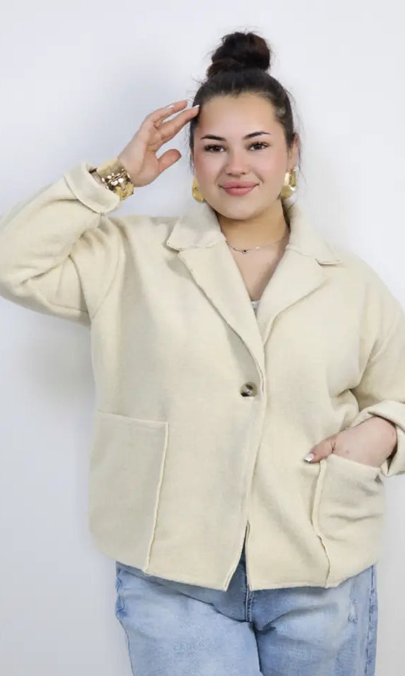 Kurtka plus size o krótkim kroju z kołnierzem i kieszeniami Stylowa XL