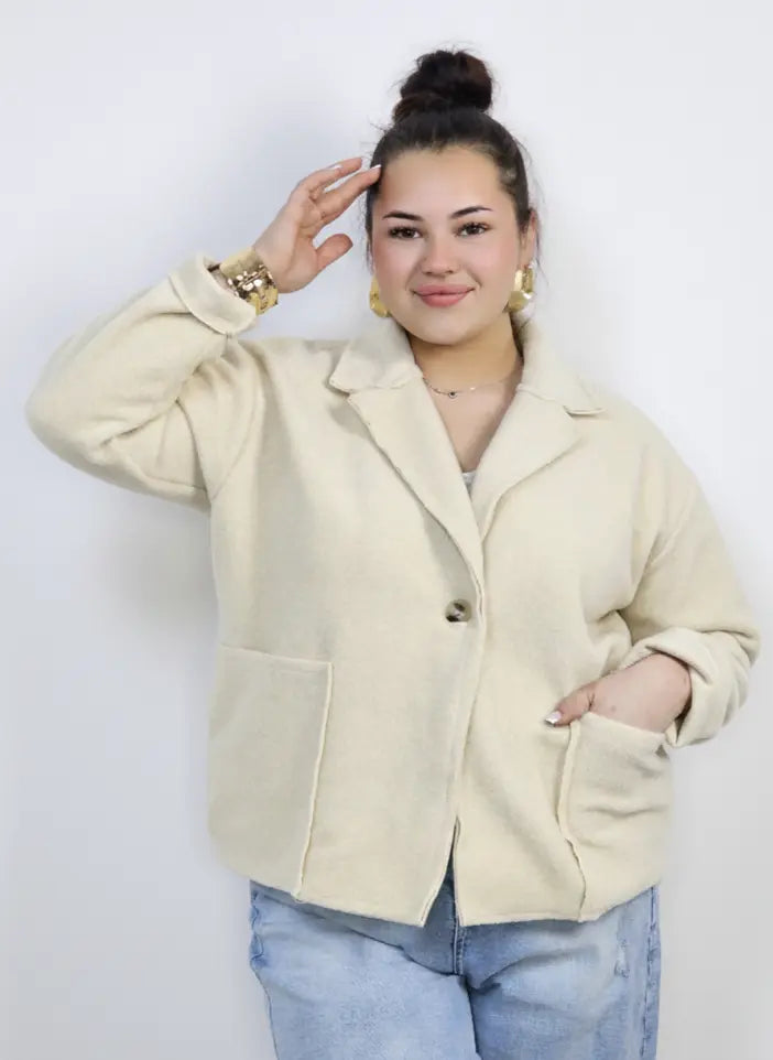 Kurtka plus size o krótkim kroju z kołnierzem i kieszeniami Stylowa XL