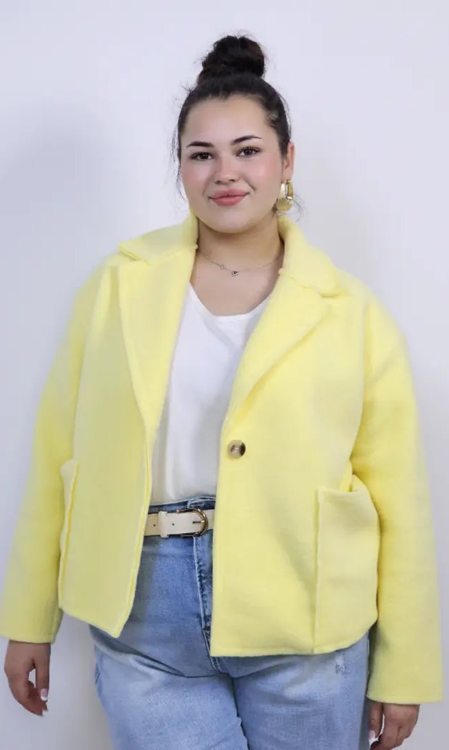 Kurtka plus size o krótkim kroju z kołnierzem i kieszeniami Stylowa XL