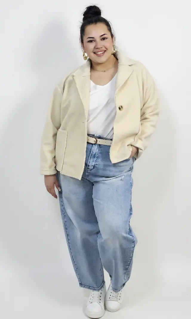 Kurtka plus size o krótkim kroju z kołnierzem i kieszeniami Stylowa XL