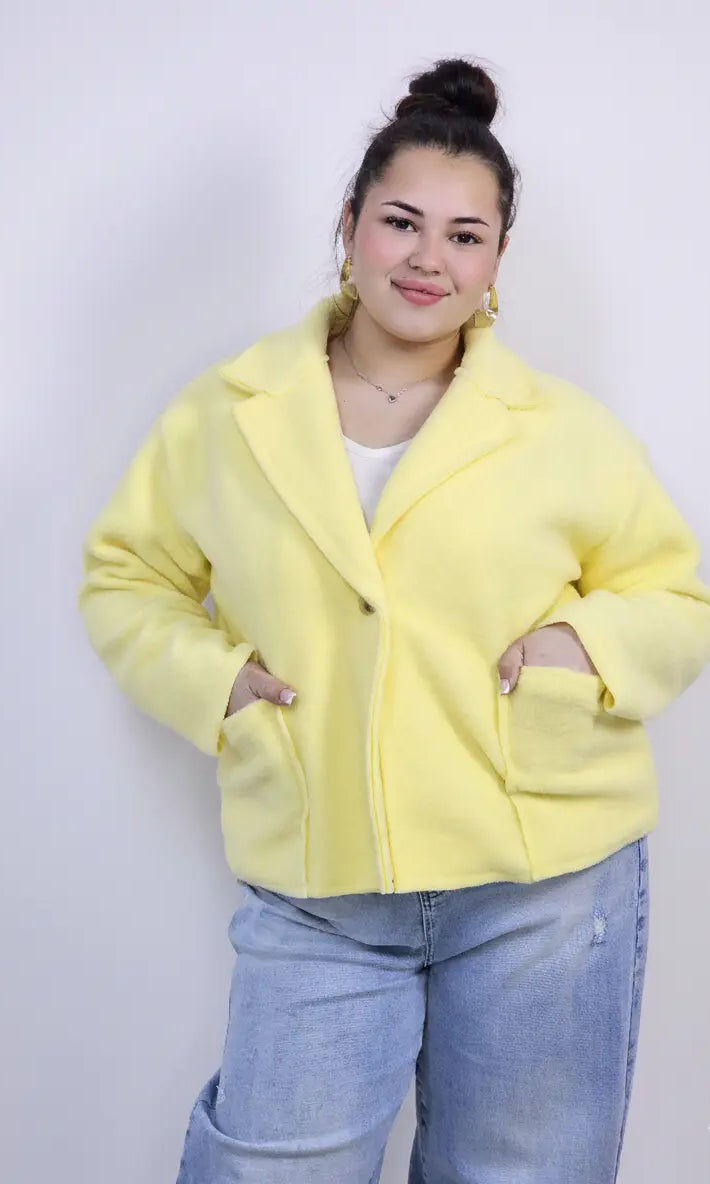 Kurtka plus size o krótkim kroju z kołnierzem i kieszeniami Stylowa XL