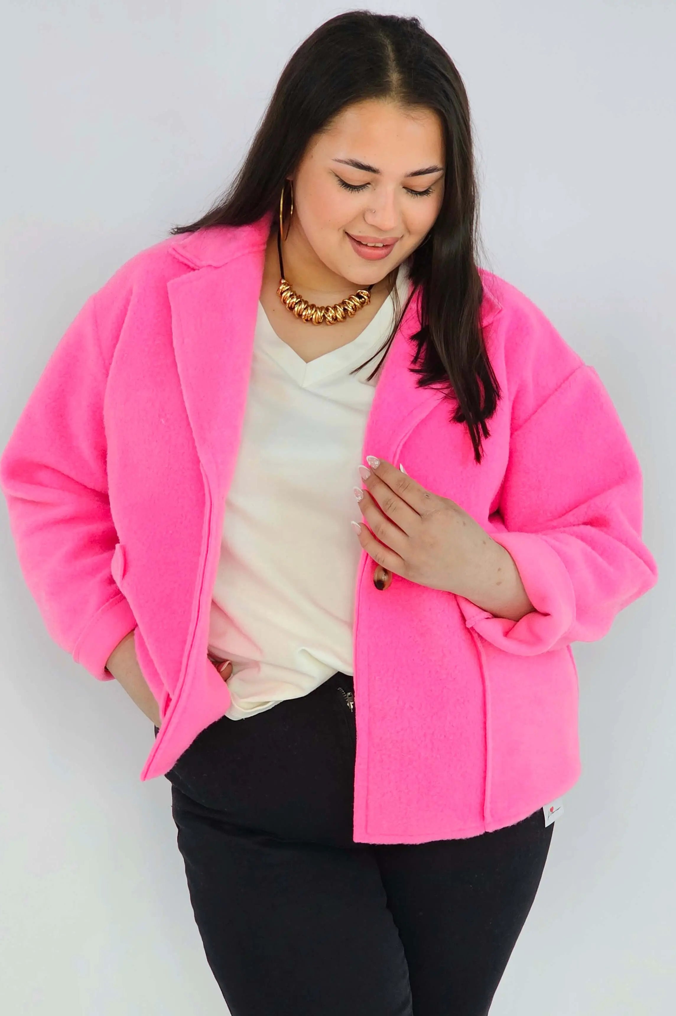 Kurtka plus size o krótkim kroju z kołnierzem i kieszeniami Stylowa XL
