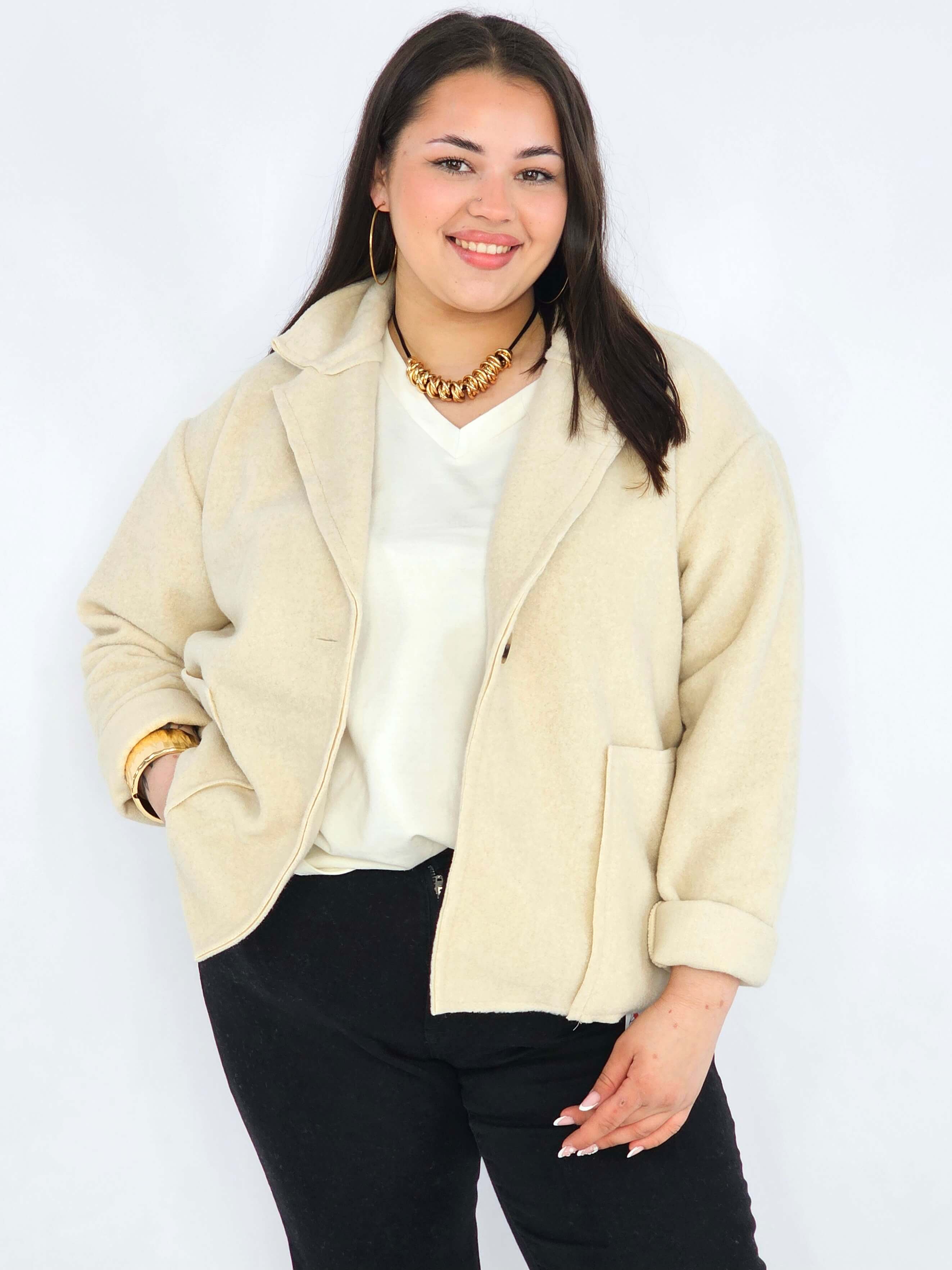 Kurtka plus size o krótkim kroju z kołnierzem i kieszeniami Stylowa XL