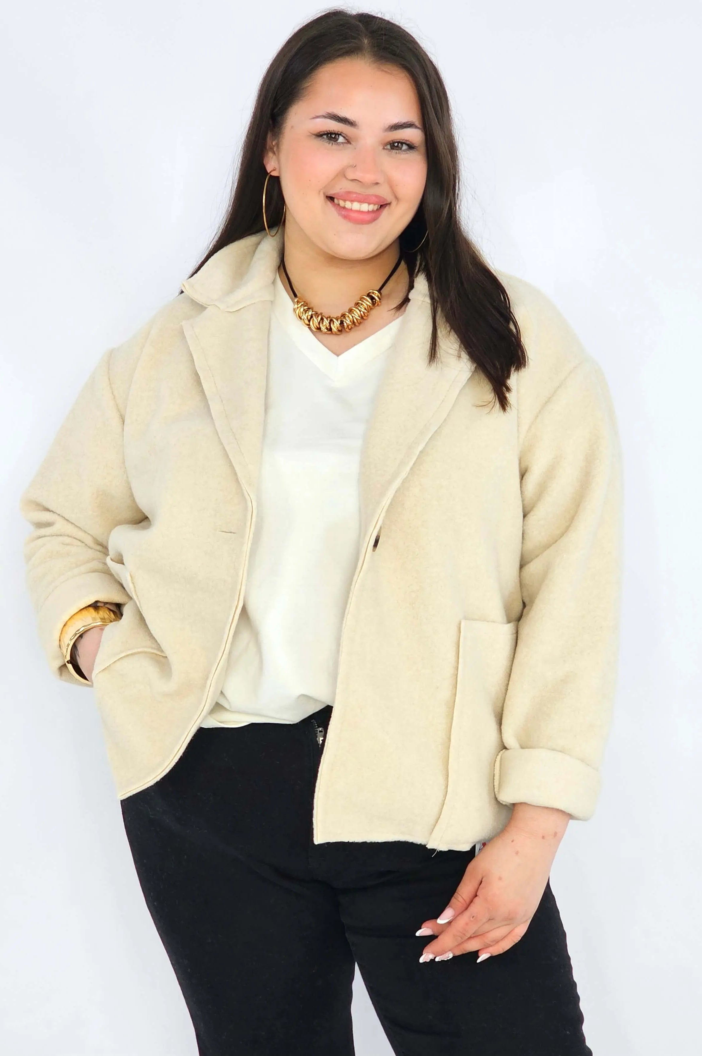 Kurtka plus size o krótkim kroju z kołnierzem i kieszeniami Stylowa XL