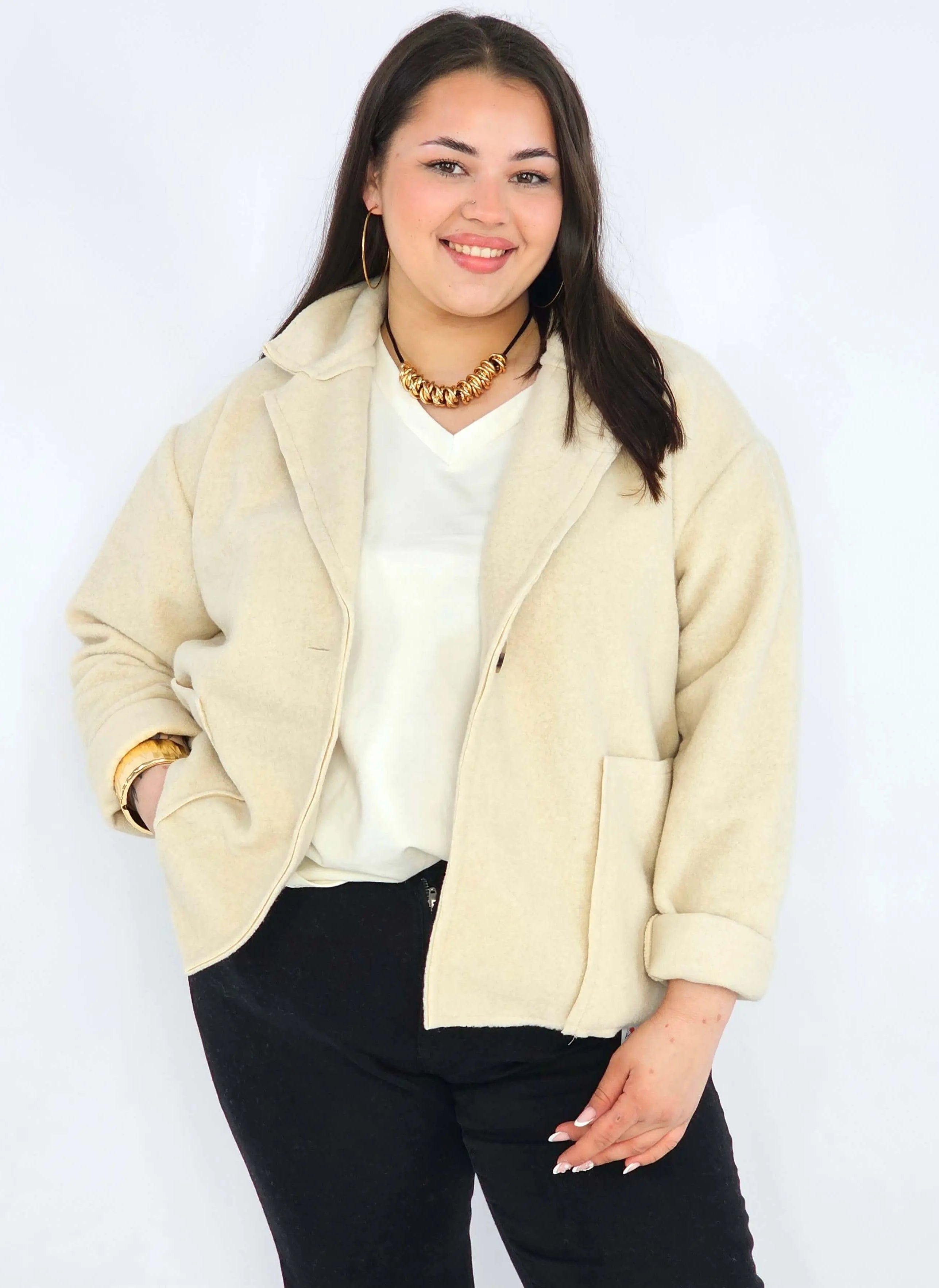 Kurtka plus size o krótkim kroju z kołnierzem i kieszeniami Stylowa XL