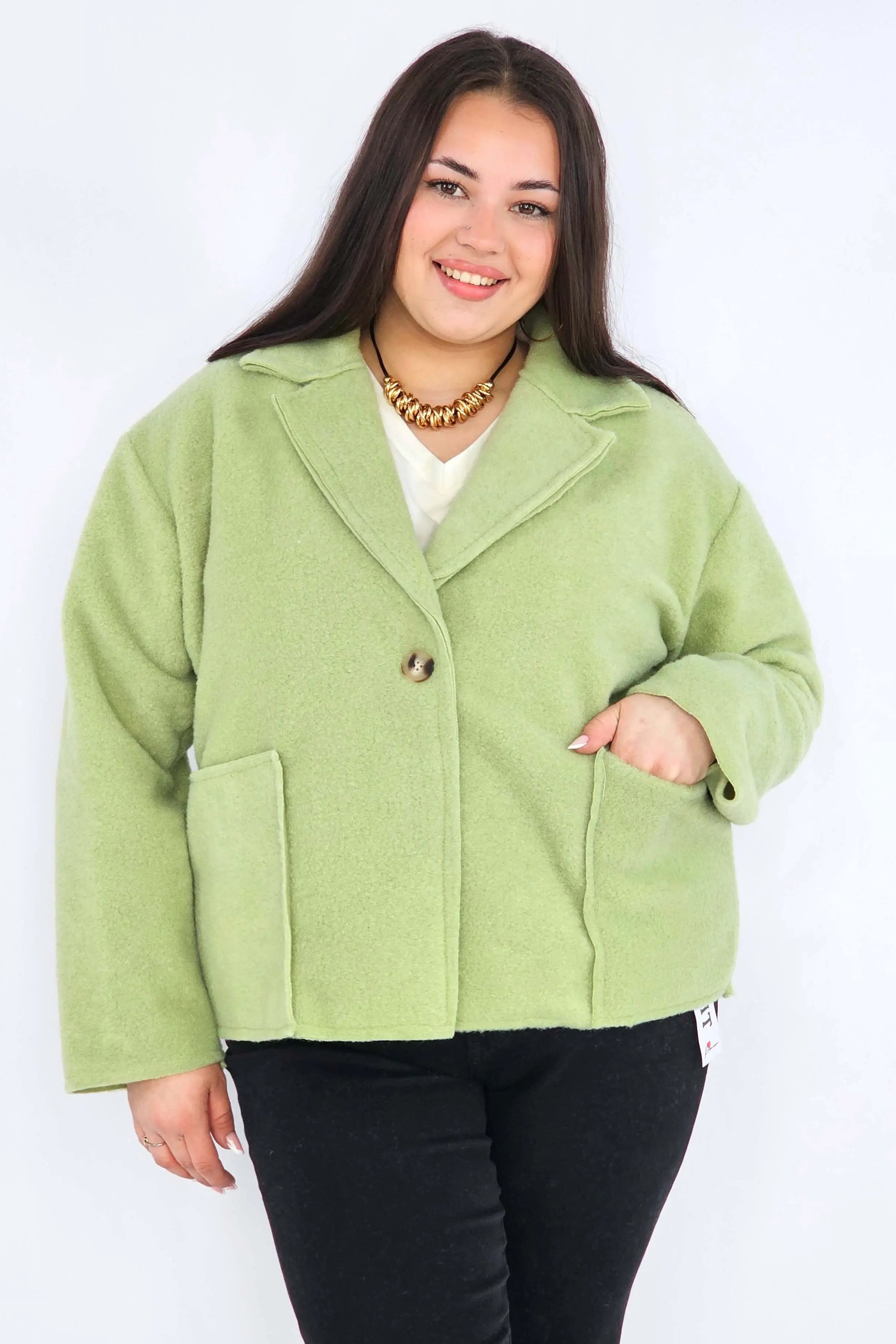 Kurtka plus size o krótkim kroju z kołnierzem i kieszeniami Stylowa XL
