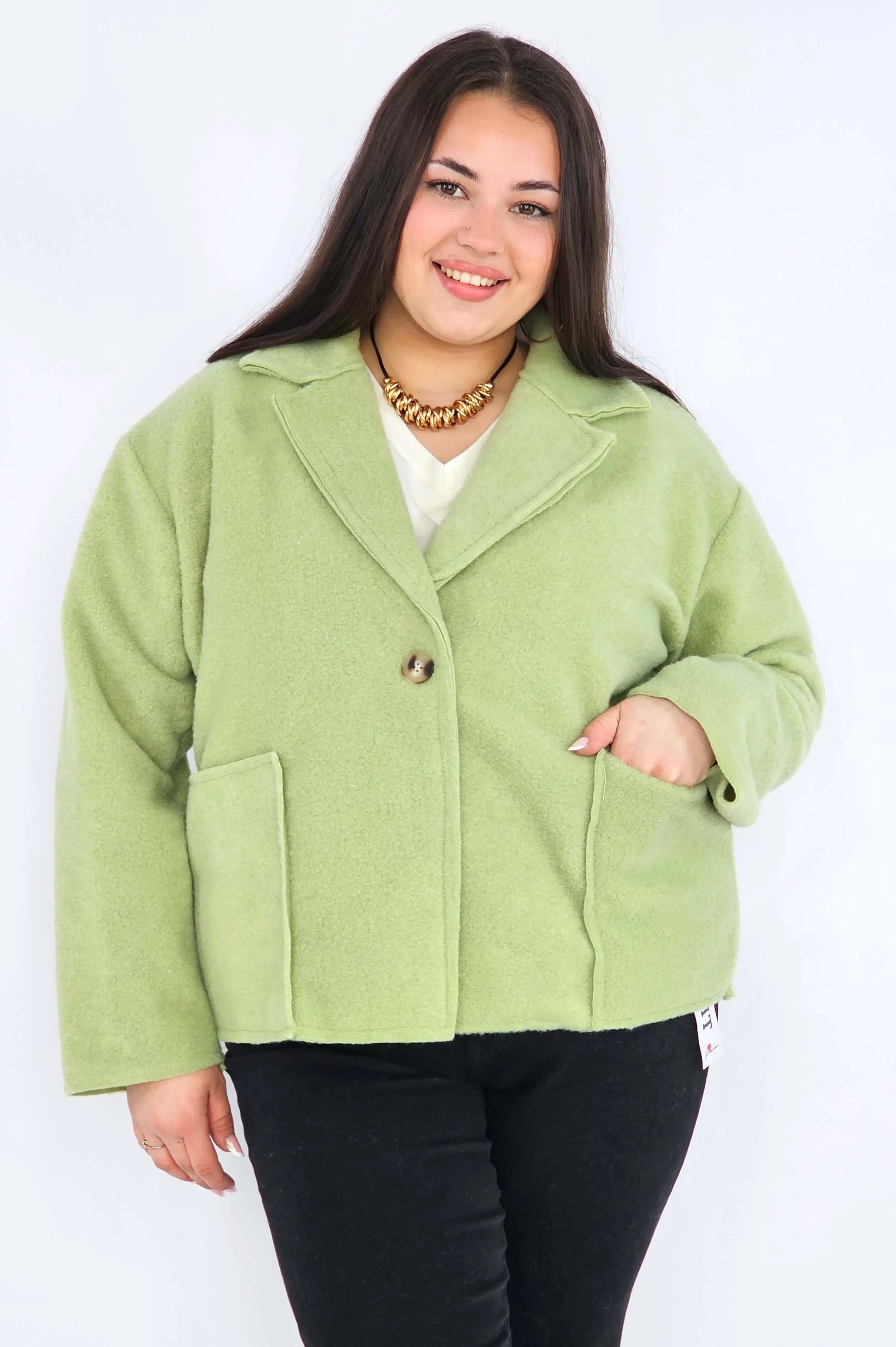Kurtka plus size o krótkim kroju z kołnierzem i kieszeniami Stylowa XL