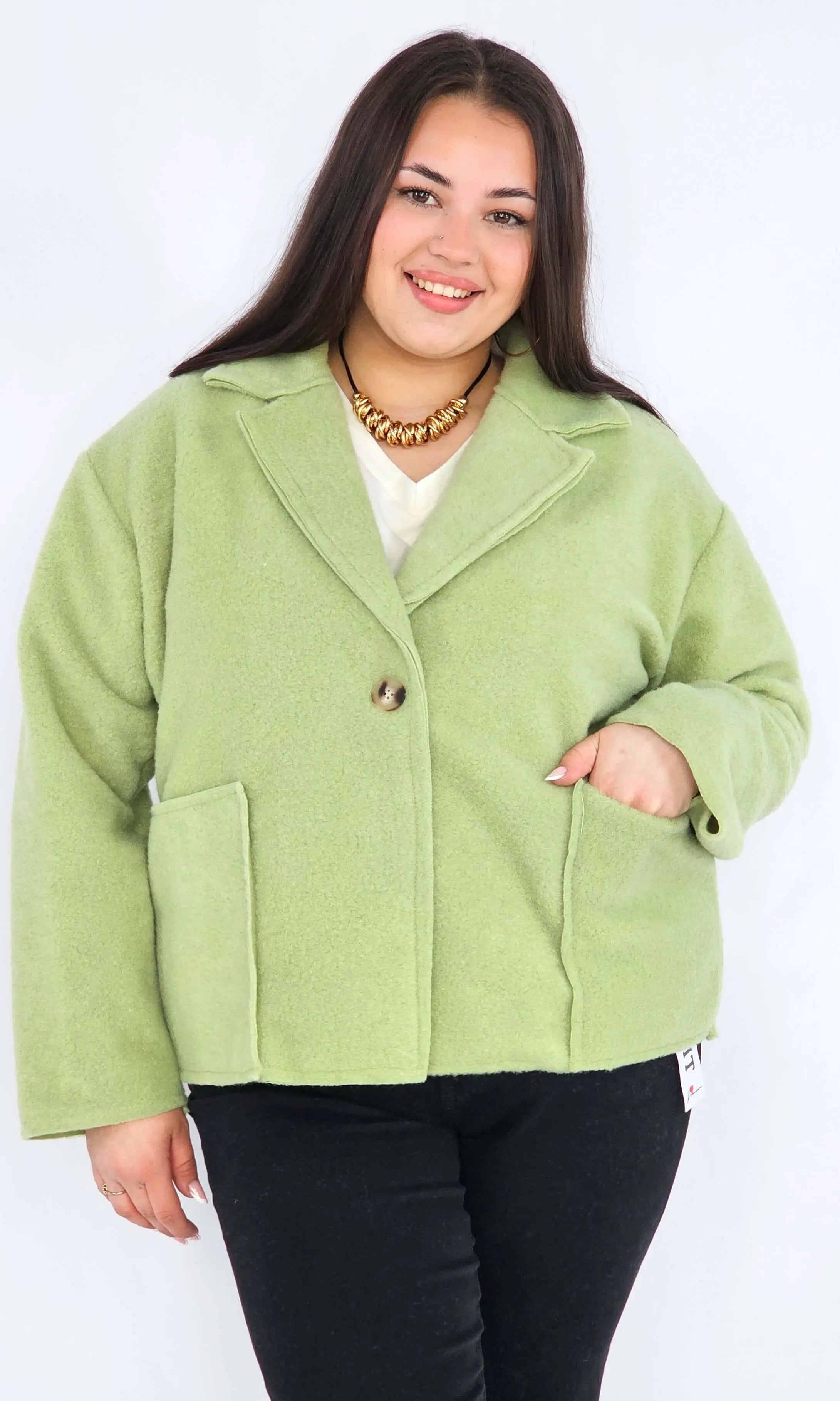 Kurtka plus size o krótkim kroju z kołnierzem i kieszeniami Stylowa XL
