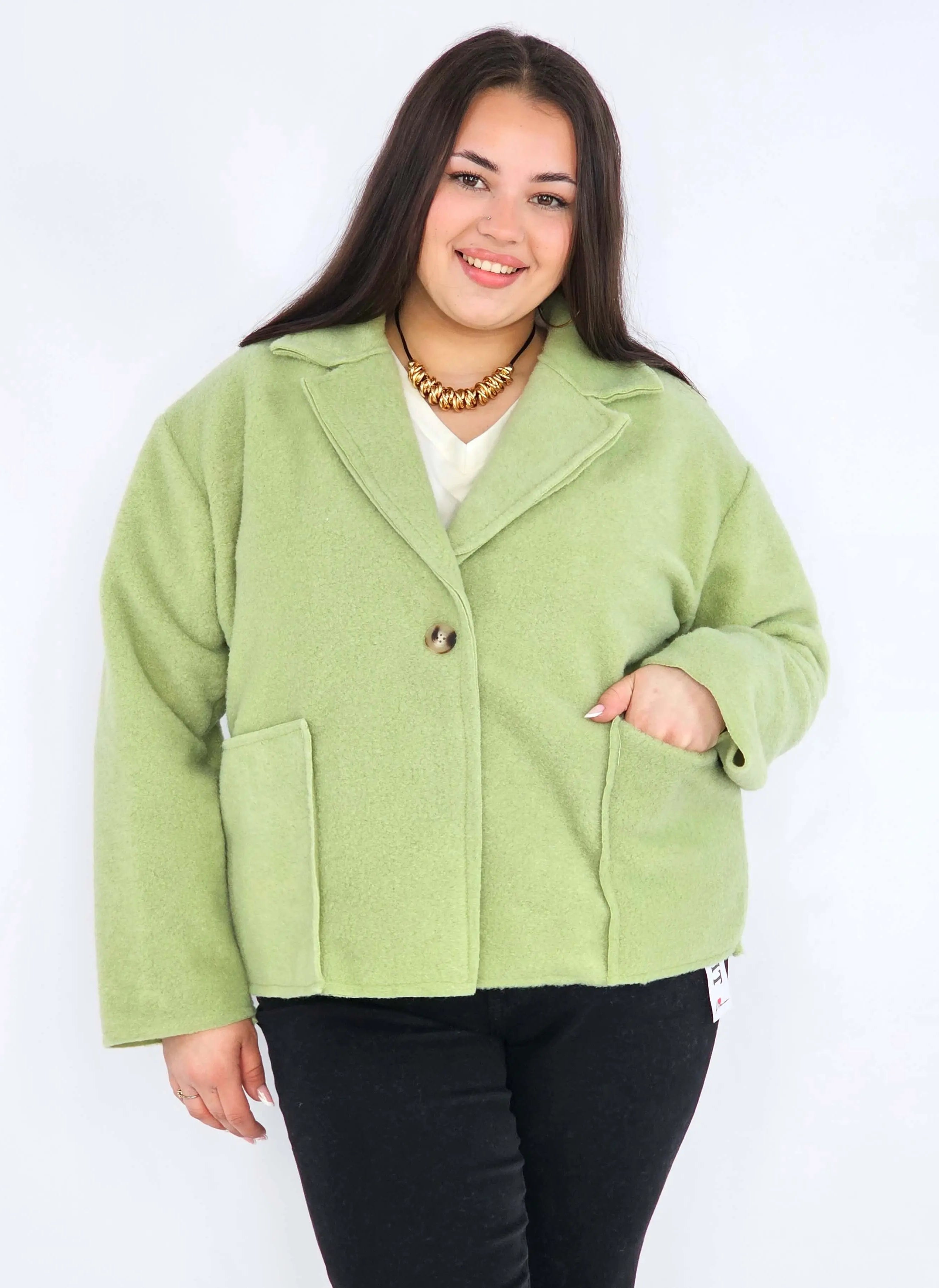 Kurtka plus size o krótkim kroju z kołnierzem i kieszeniami Stylowa XL