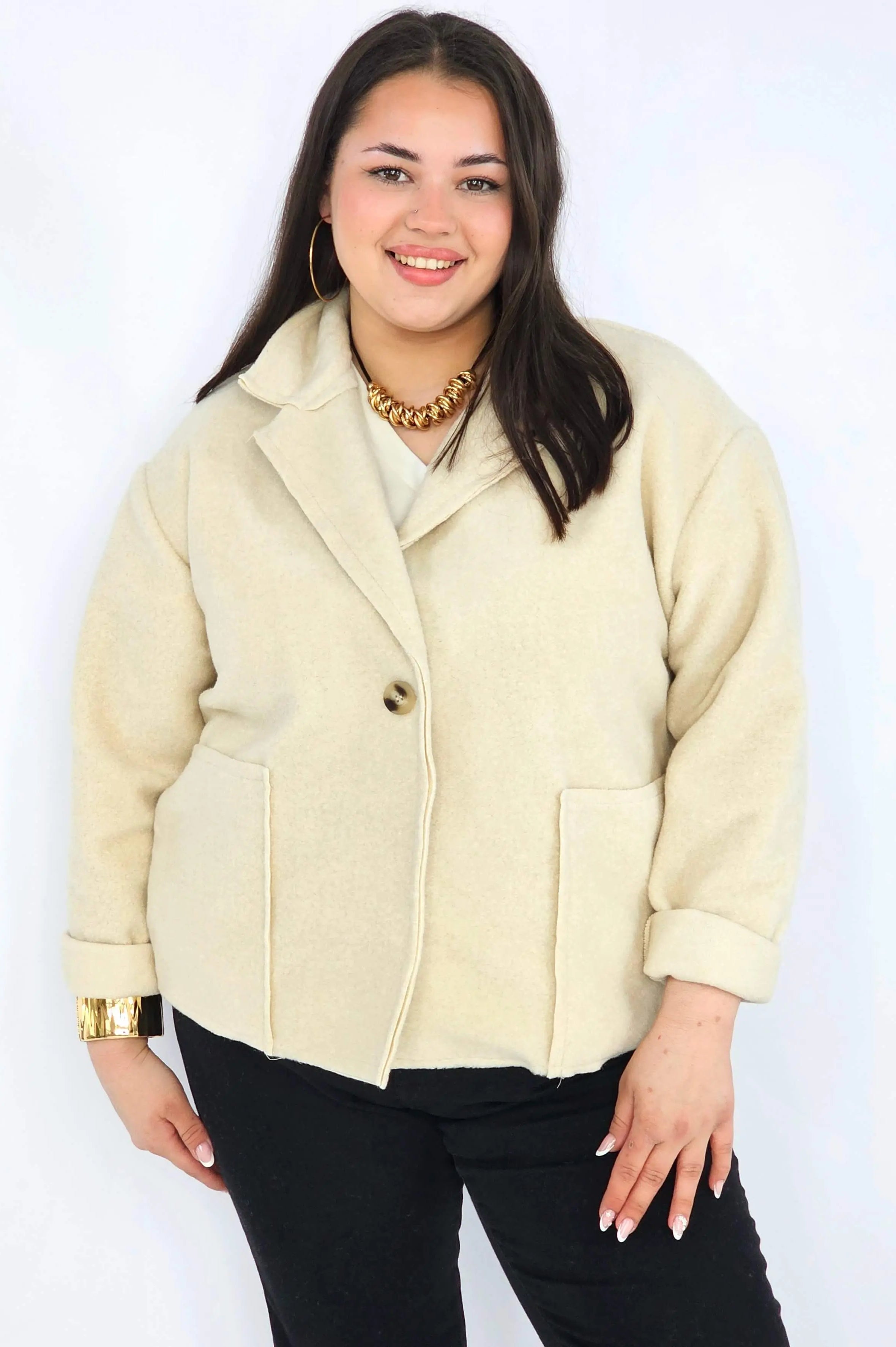Kurtka plus size o krótkim kroju z kołnierzem i kieszeniami Stylowa XL