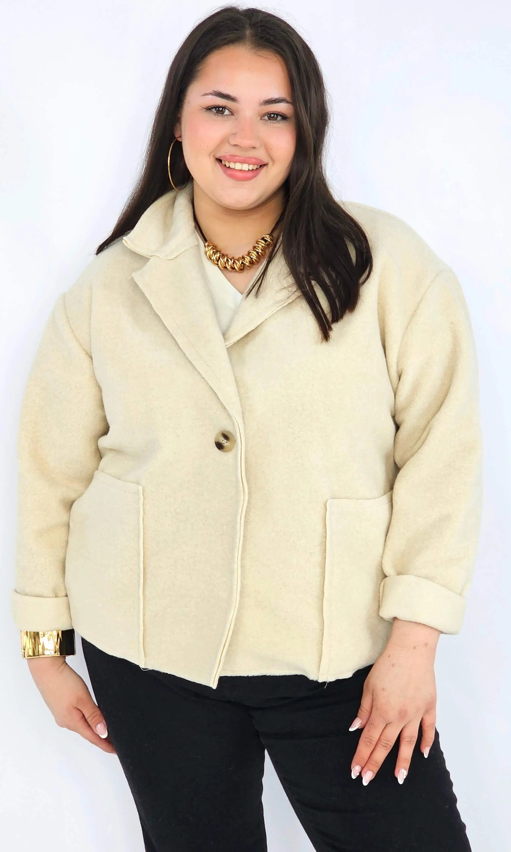 Kurtka plus size o krótkim kroju z kołnierzem i kieszeniami Stylowa XL
