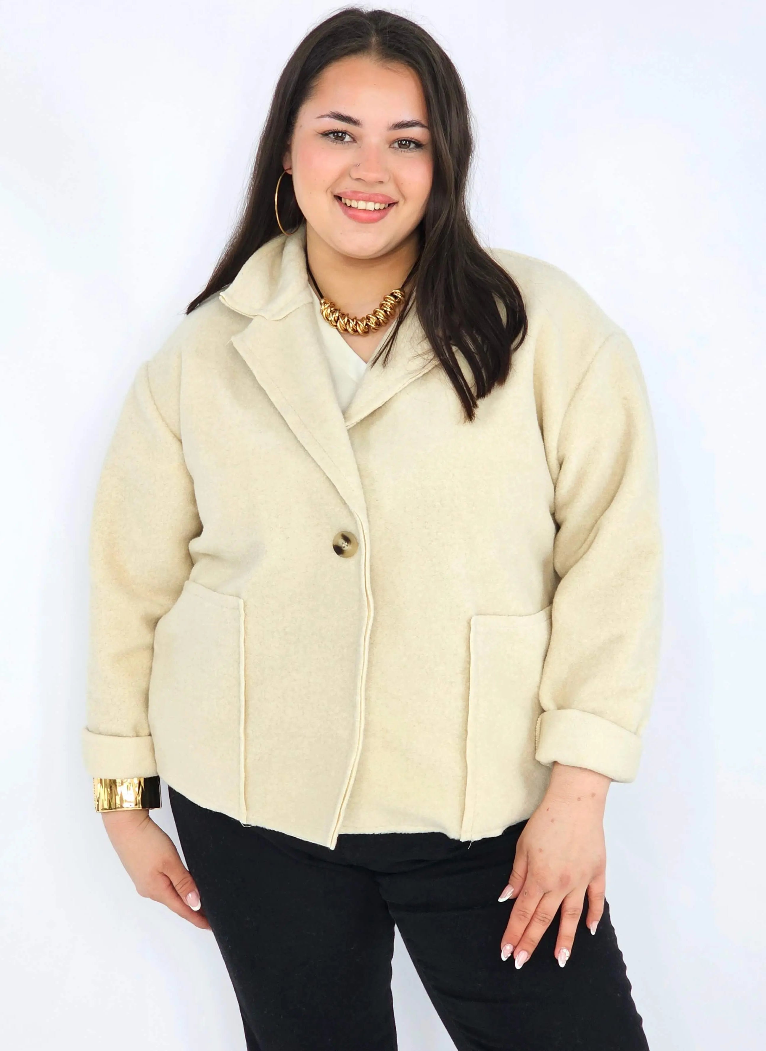 Kurtka plus size o krótkim kroju z kołnierzem i kieszeniami Stylowa XL