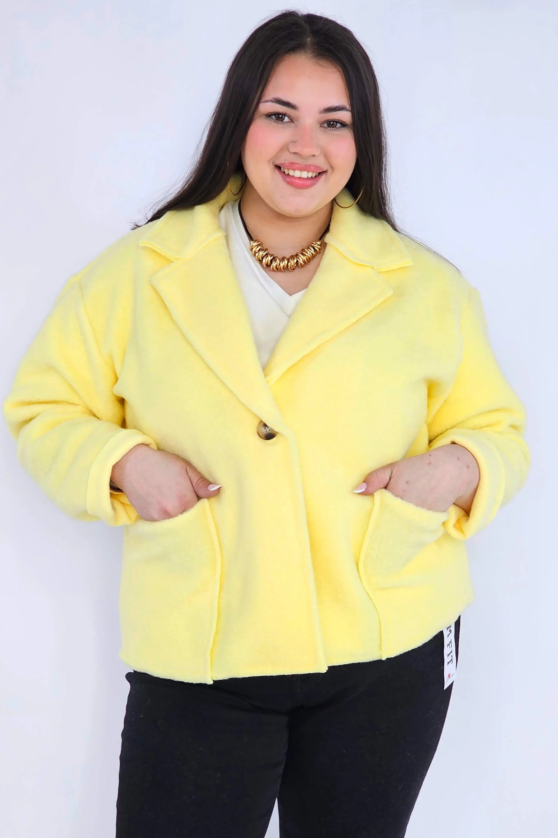 Kurtka plus size o krótkim kroju z kołnierzem i kieszeniami Stylowa XL