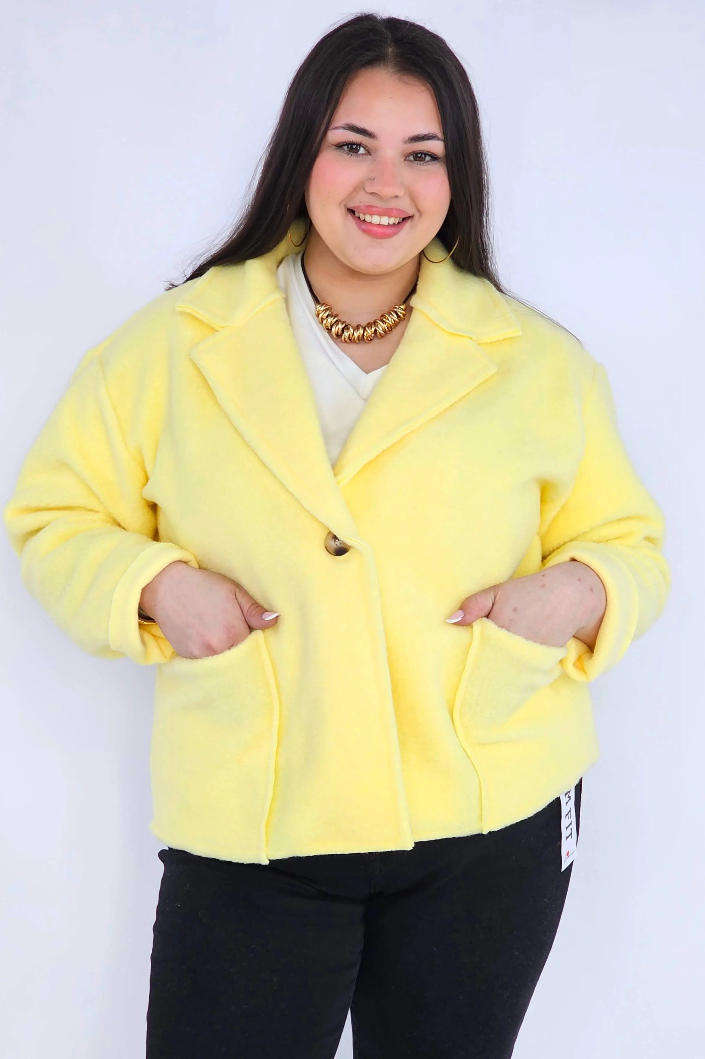 Kurtka plus size o krótkim kroju z kołnierzem i kieszeniami Stylowa XL