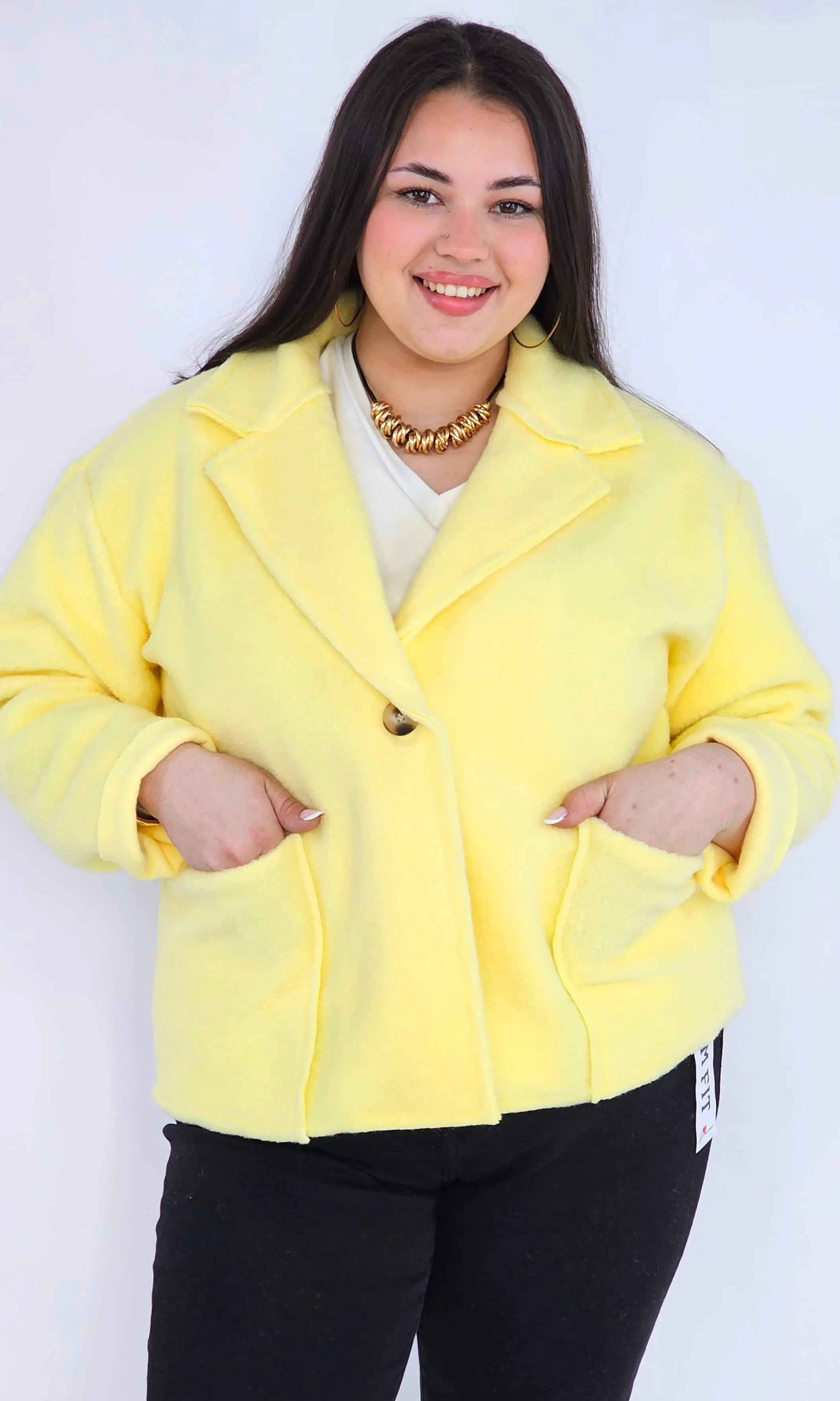 Kurtka plus size o krótkim kroju z kołnierzem i kieszeniami Stylowa XL