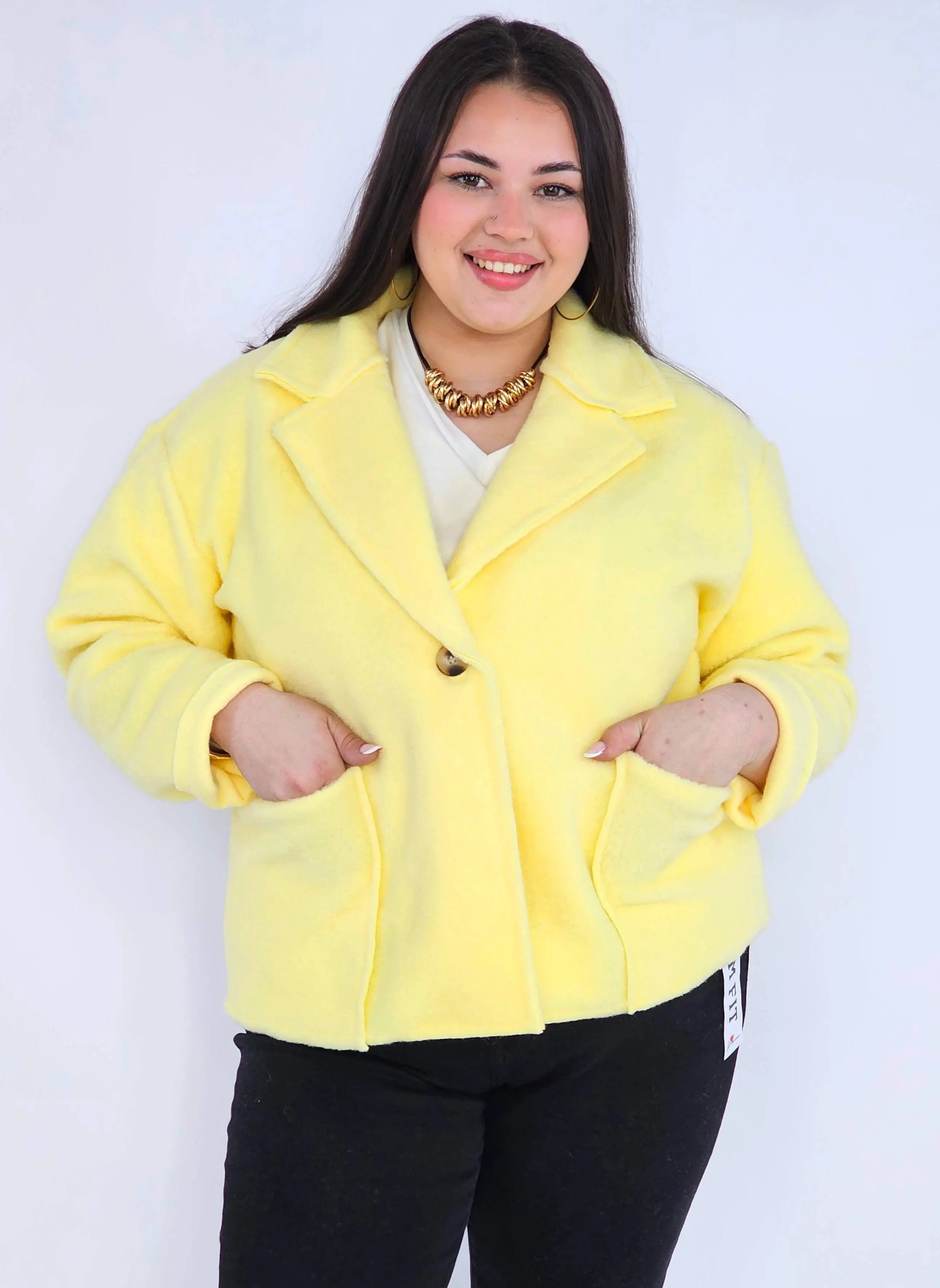 Kurtka plus size o krótkim kroju z kołnierzem i kieszeniami Stylowa XL