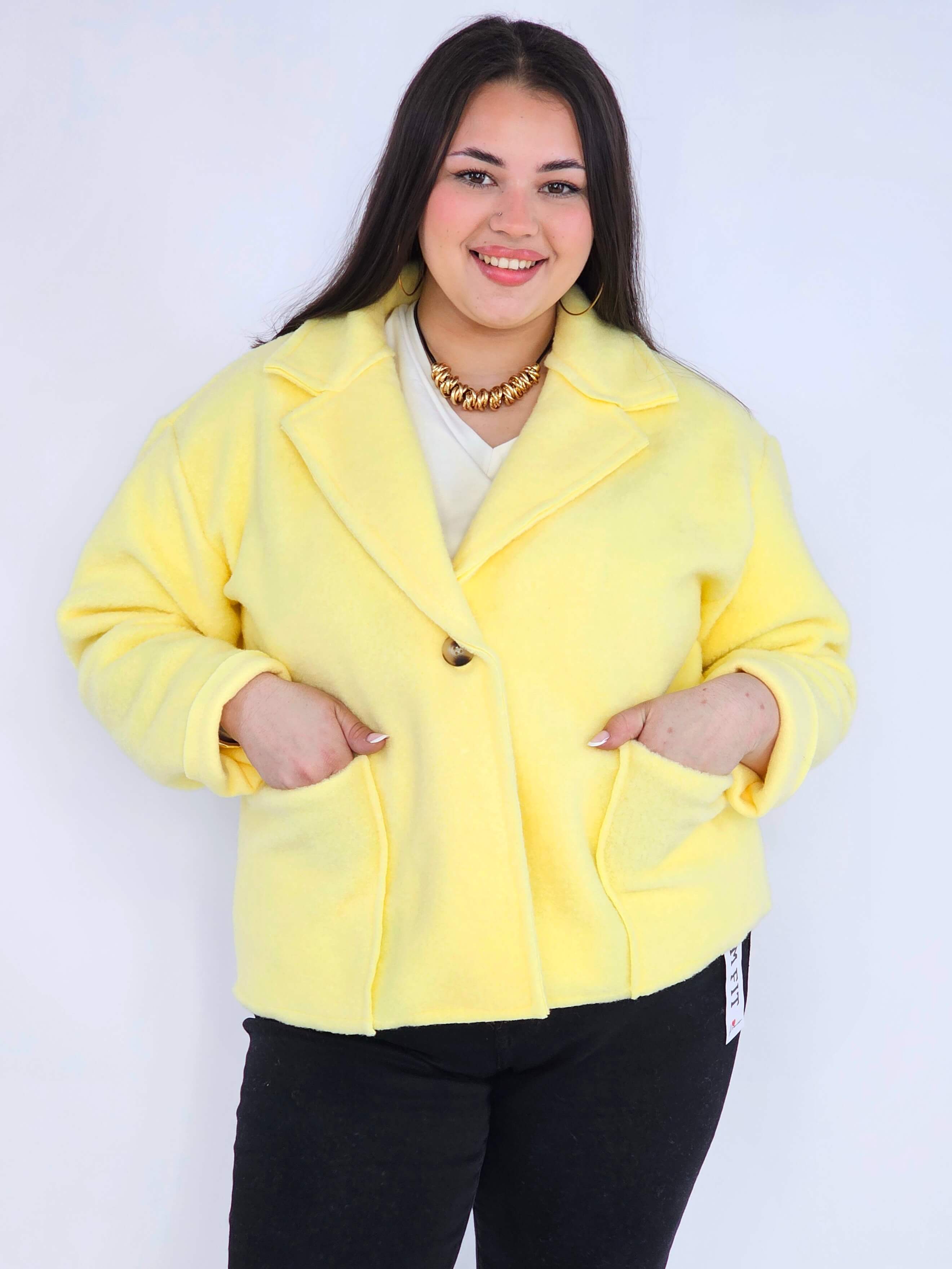 Kurtka plus size o krótkim kroju z kołnierzem i kieszeniami Stylowa XL