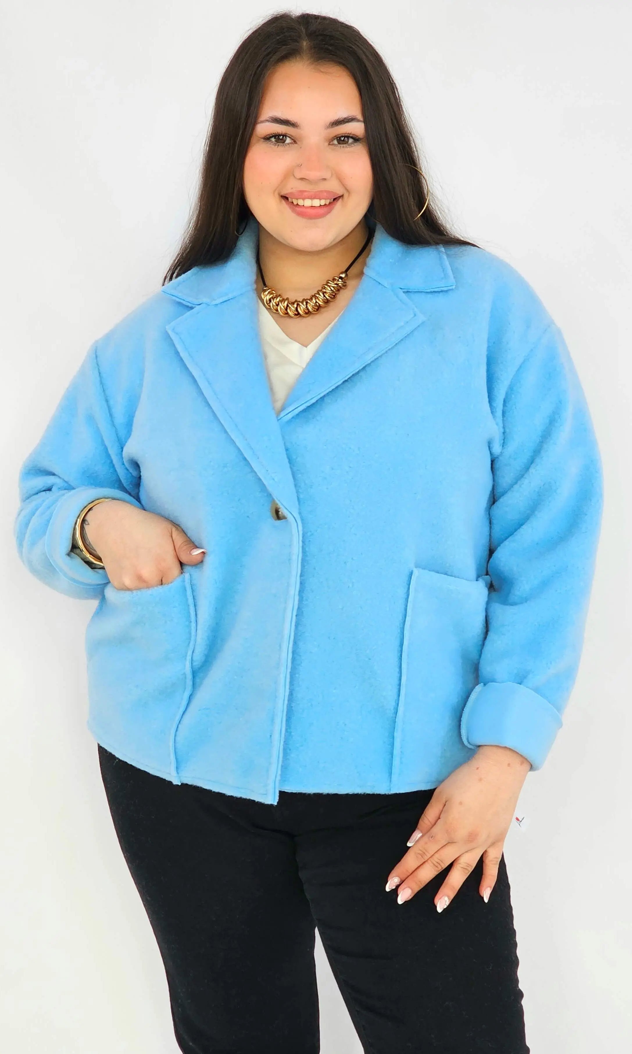 Kurtka plus size o krótkim kroju z kołnierzem i kieszeniami Stylowa XL