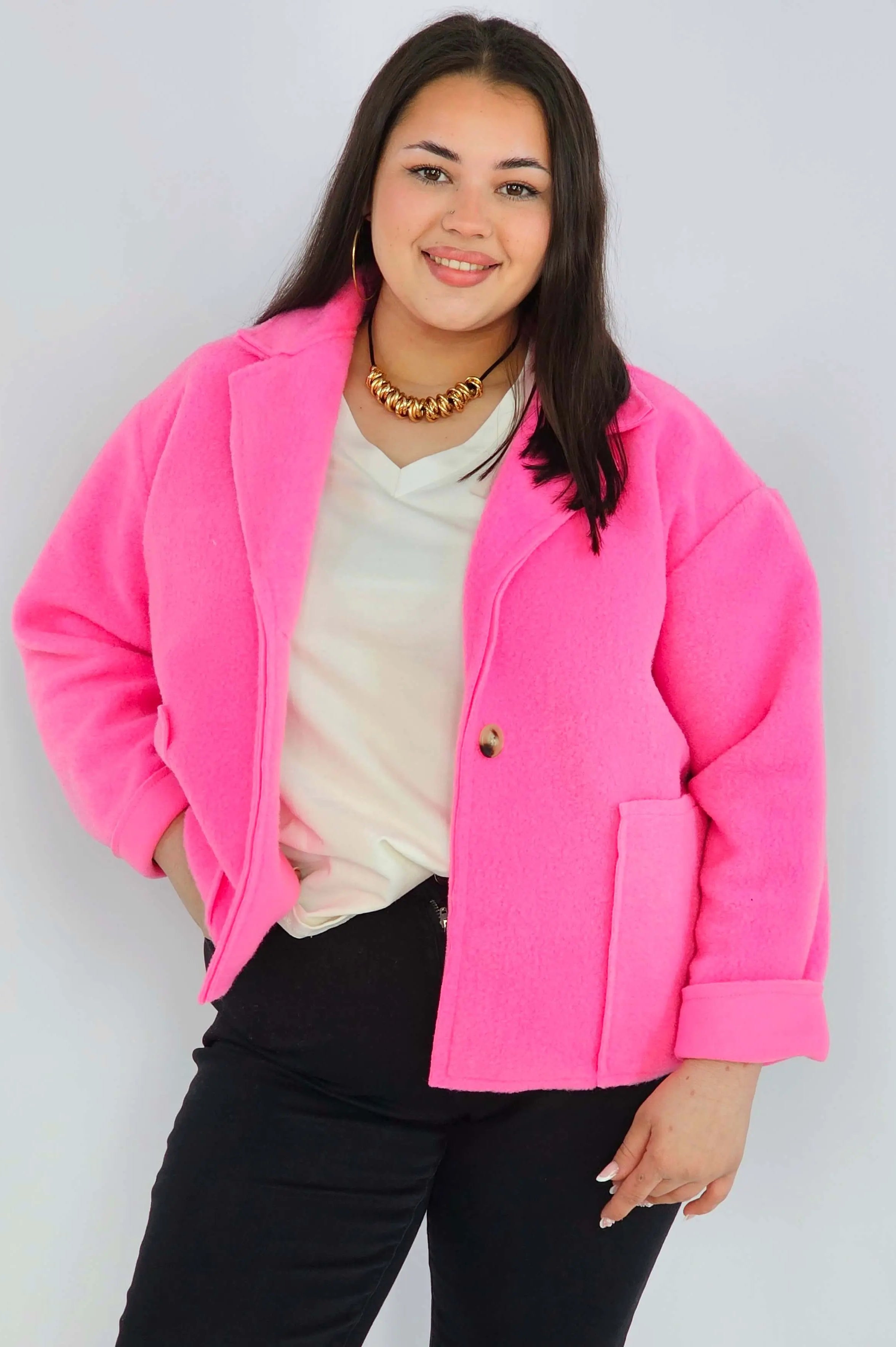 Kurtka plus size o krótkim kroju z kołnierzem i kieszeniami Stylowa XL