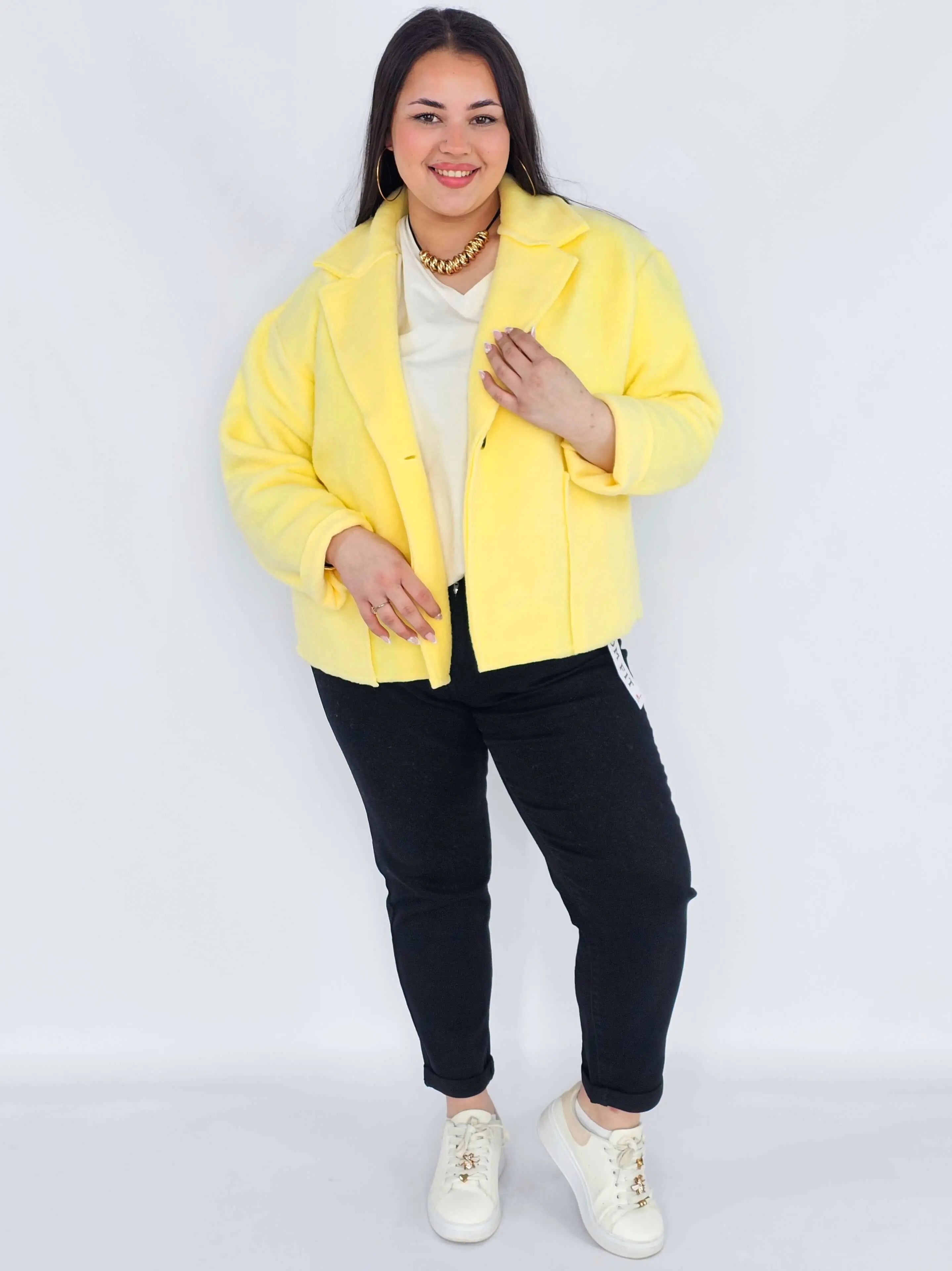 Kurtka plus size o krótkim kroju z kołnierzem i kieszeniami Stylowa XL