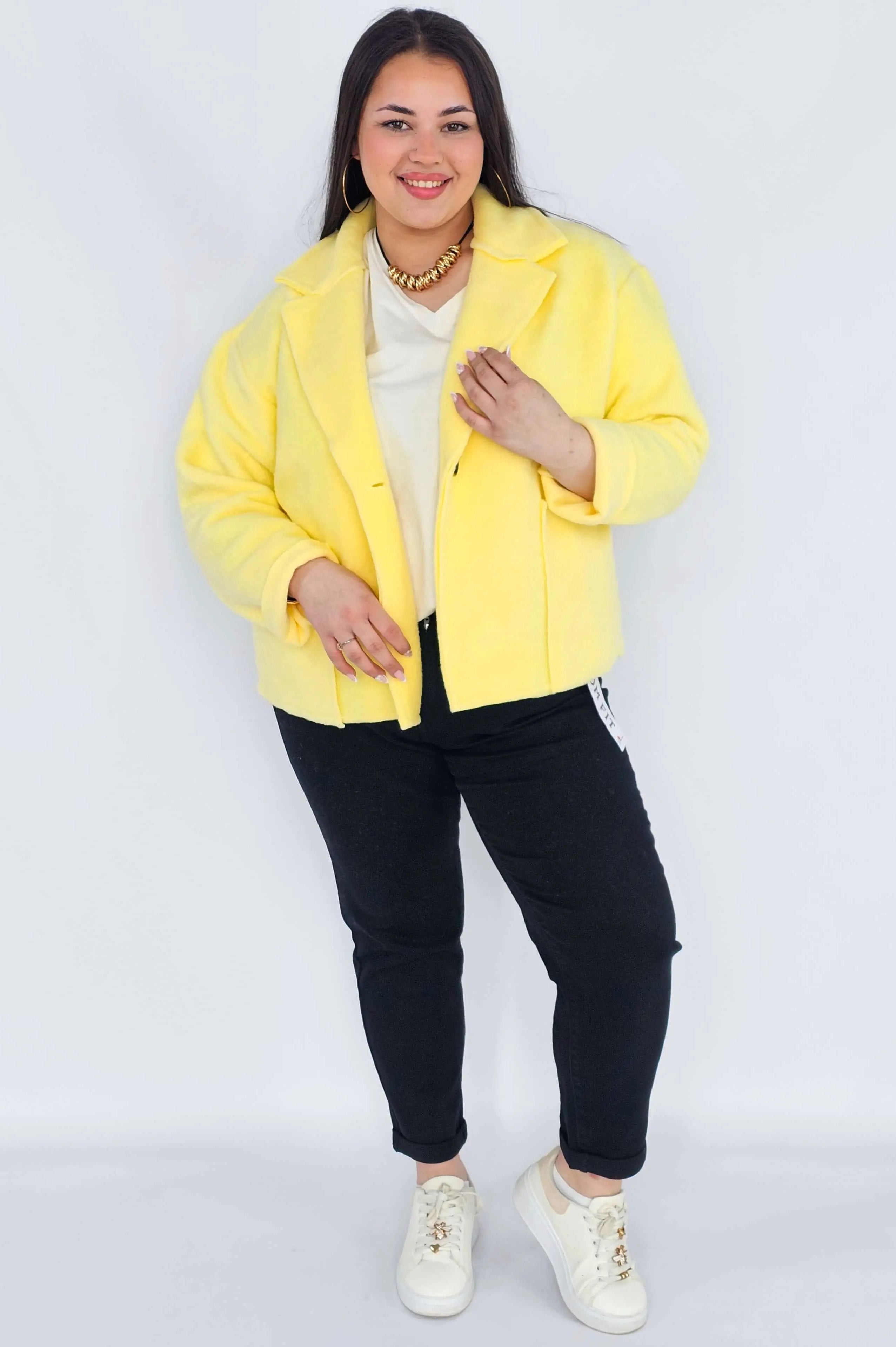Kurtka plus size o krótkim kroju z kołnierzem i kieszeniami Stylowa XL
