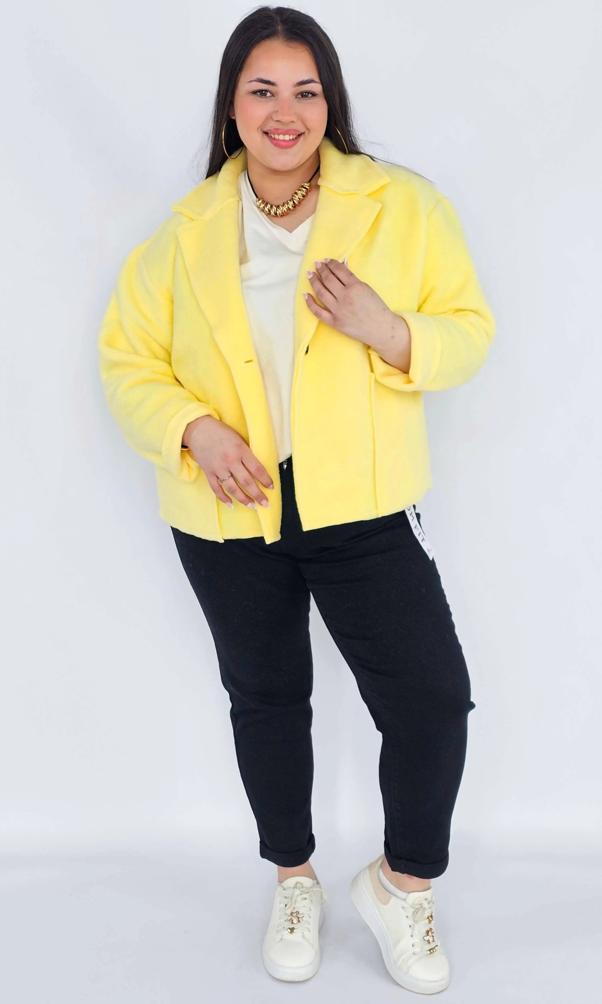 Kurtka plus size o krótkim kroju z kołnierzem i kieszeniami Stylowa XL