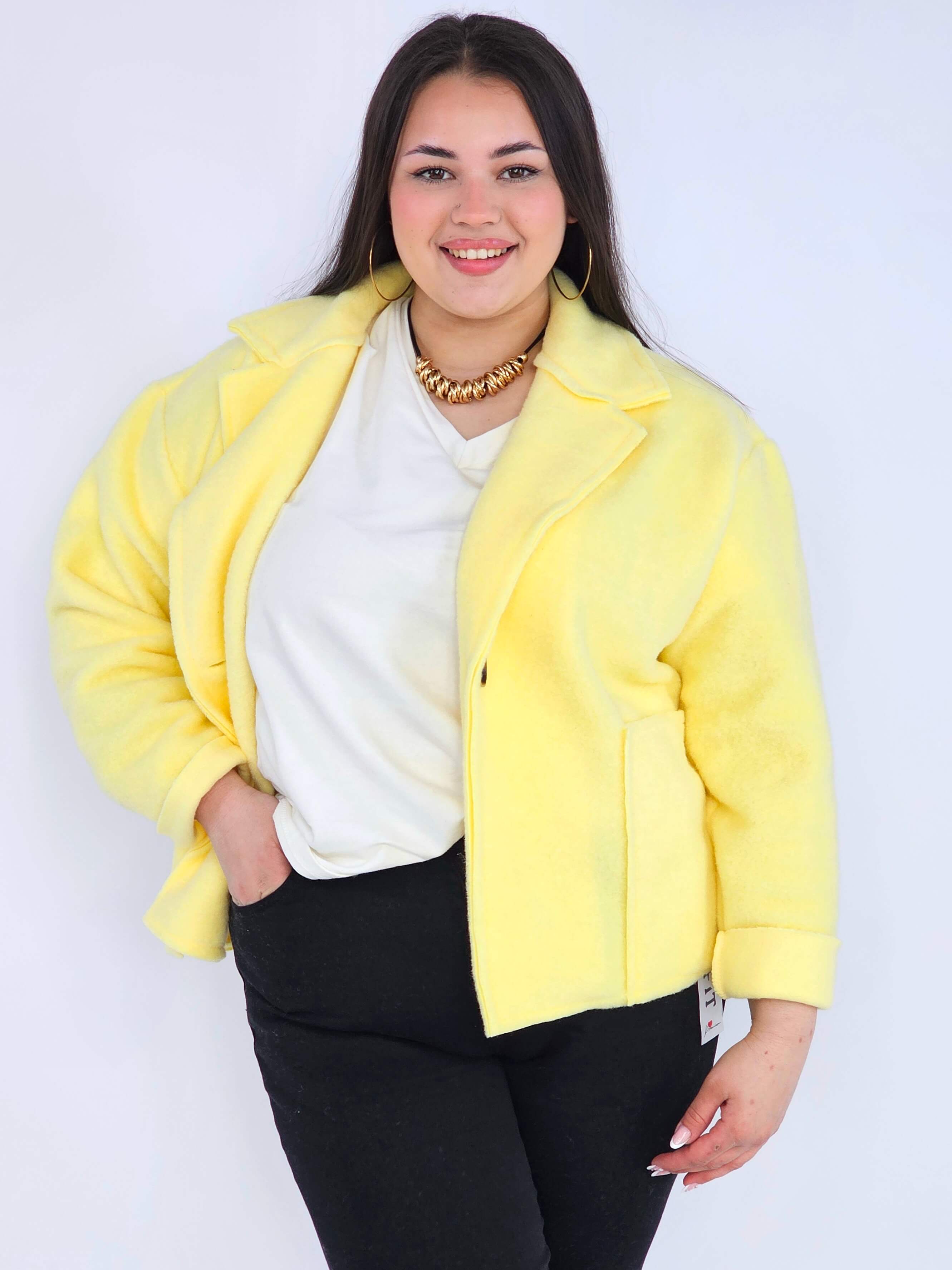 Kurtka plus size o krótkim kroju z kołnierzem i kieszeniami Stylowa XL