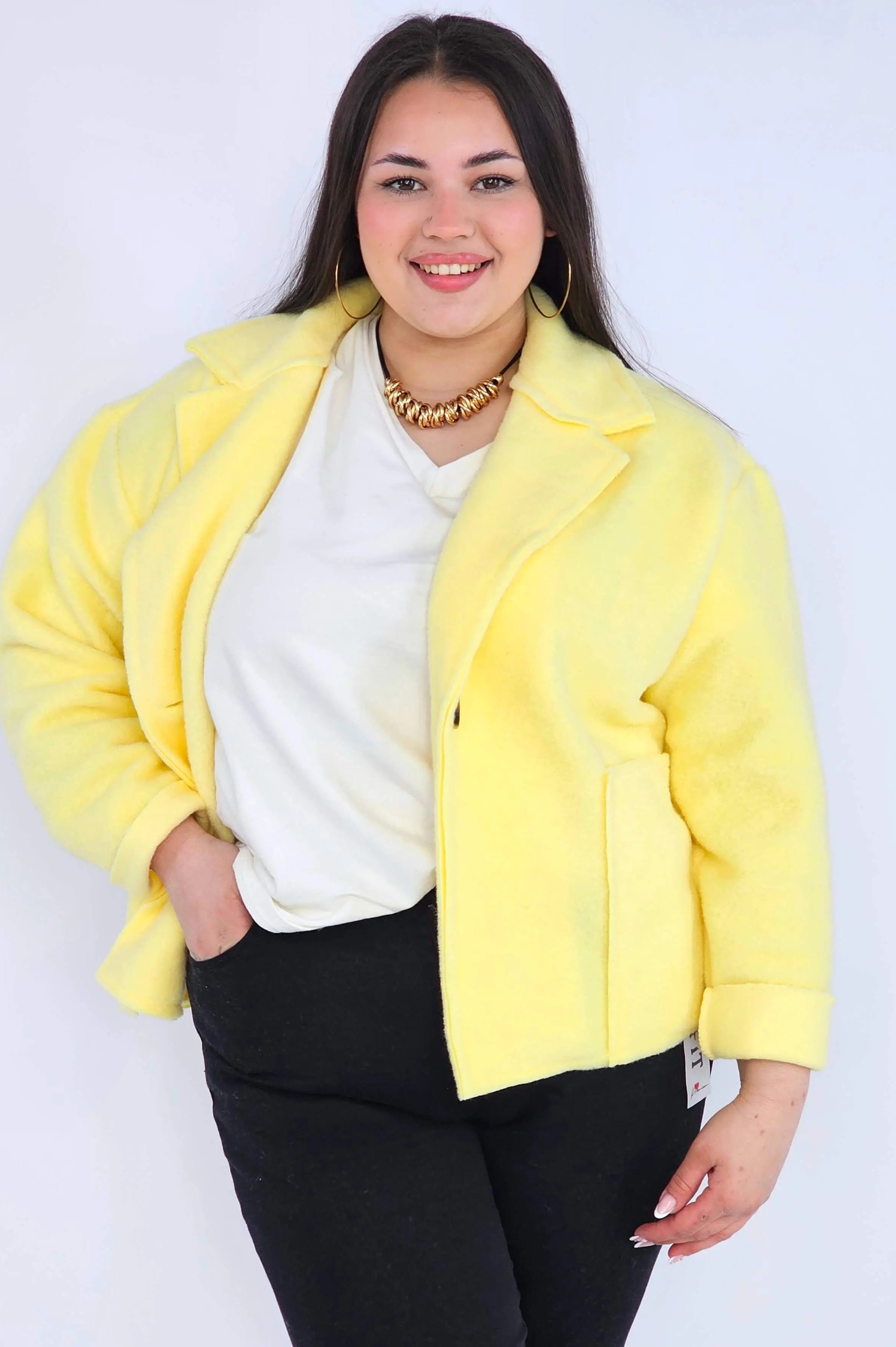 Kurtka plus size o krótkim kroju z kołnierzem i kieszeniami Stylowa XL