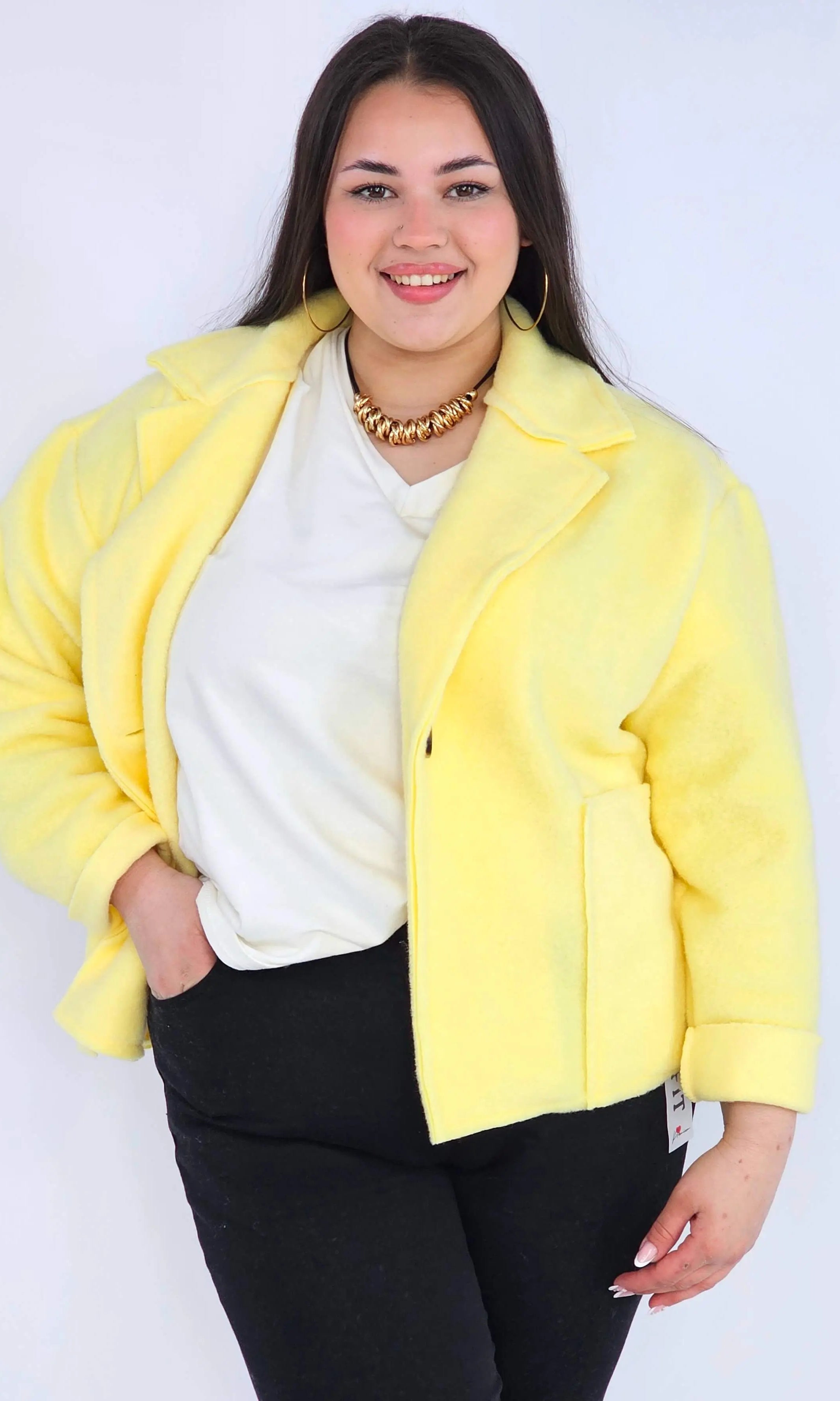 Kurtka plus size o krótkim kroju z kołnierzem i kieszeniami Stylowa XL