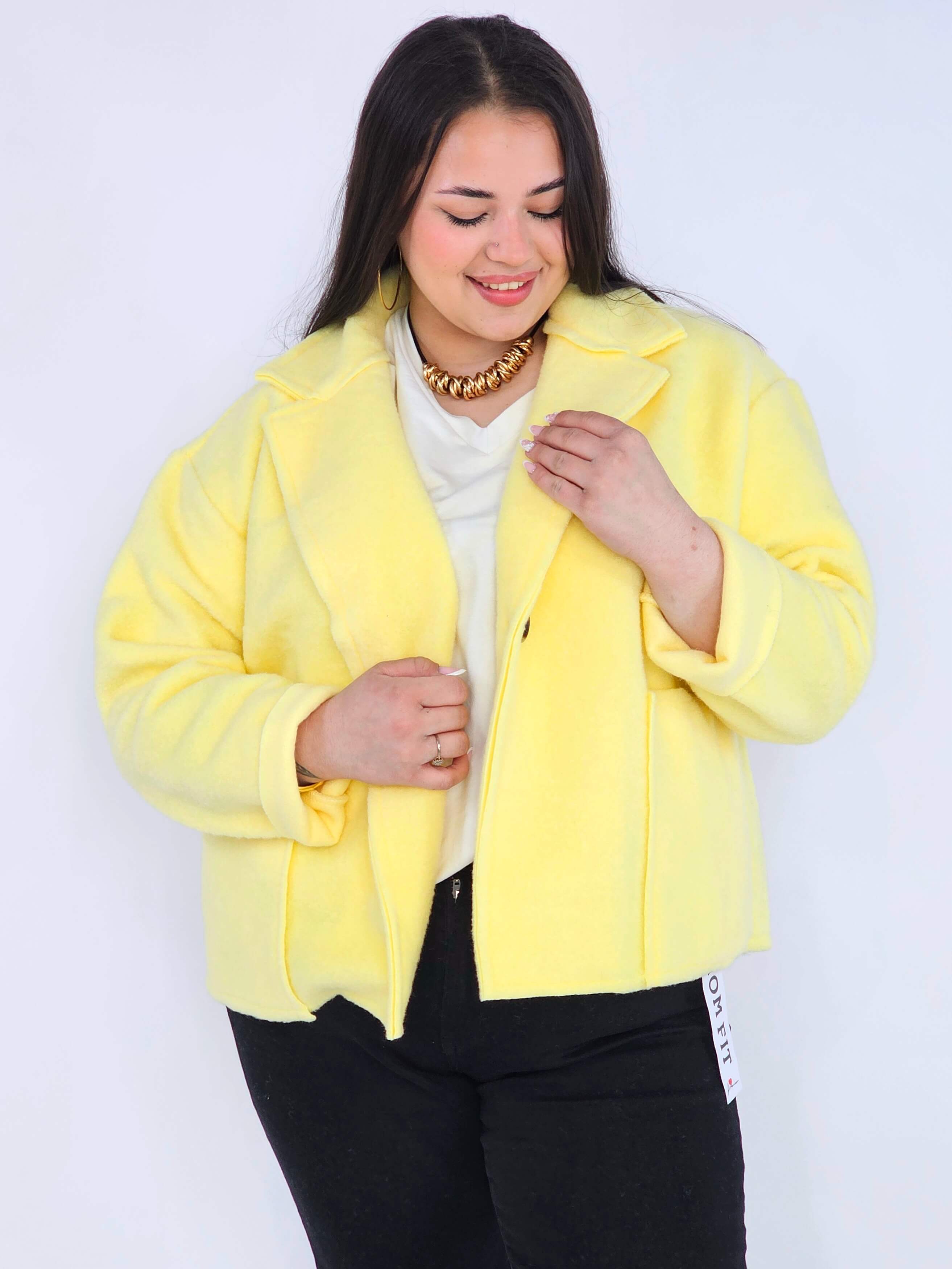 Kurtka plus size o krótkim kroju z kołnierzem i kieszeniami Stylowa XL