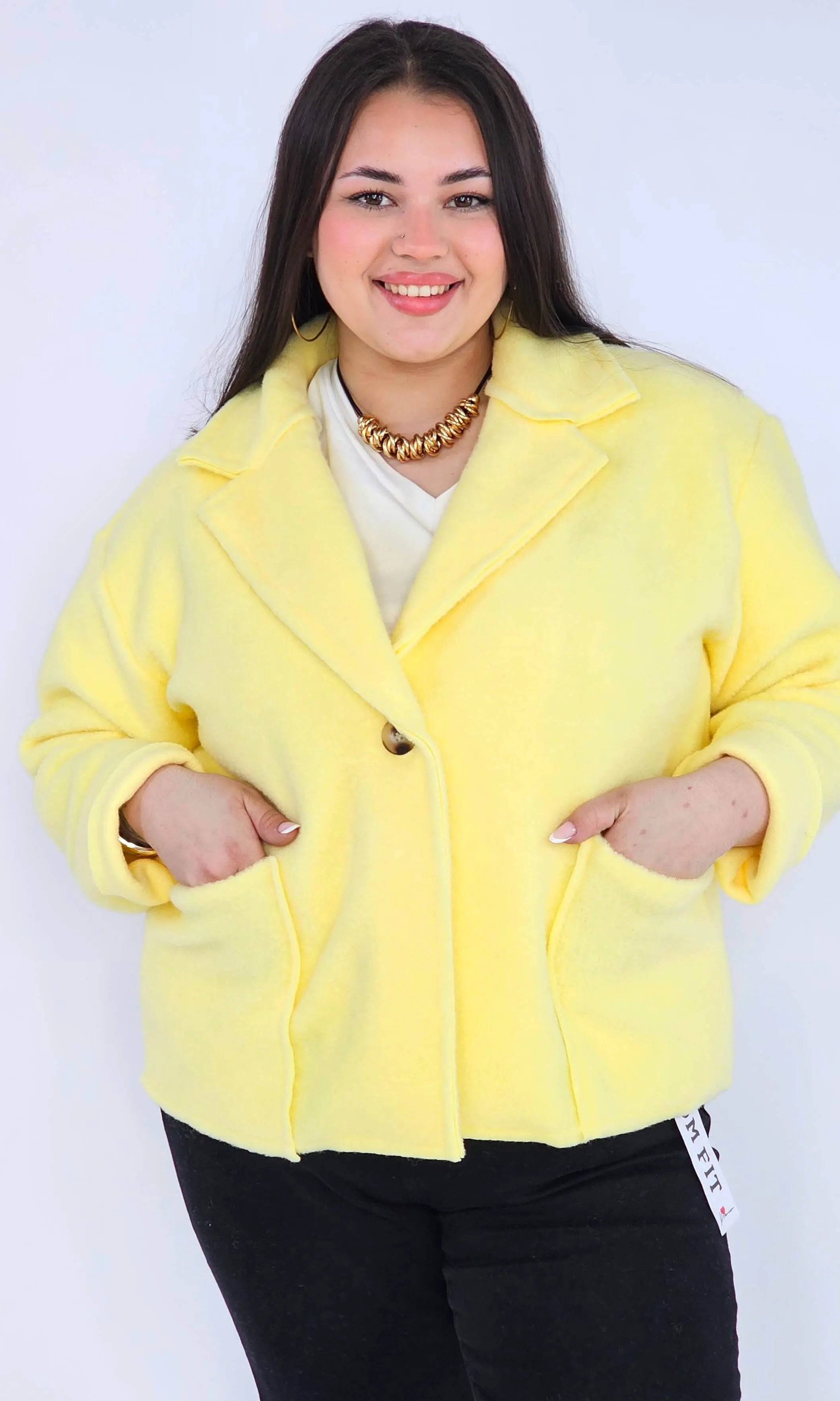 Kurtka plus size o krótkim kroju z kołnierzem i kieszeniami Stylowa XL