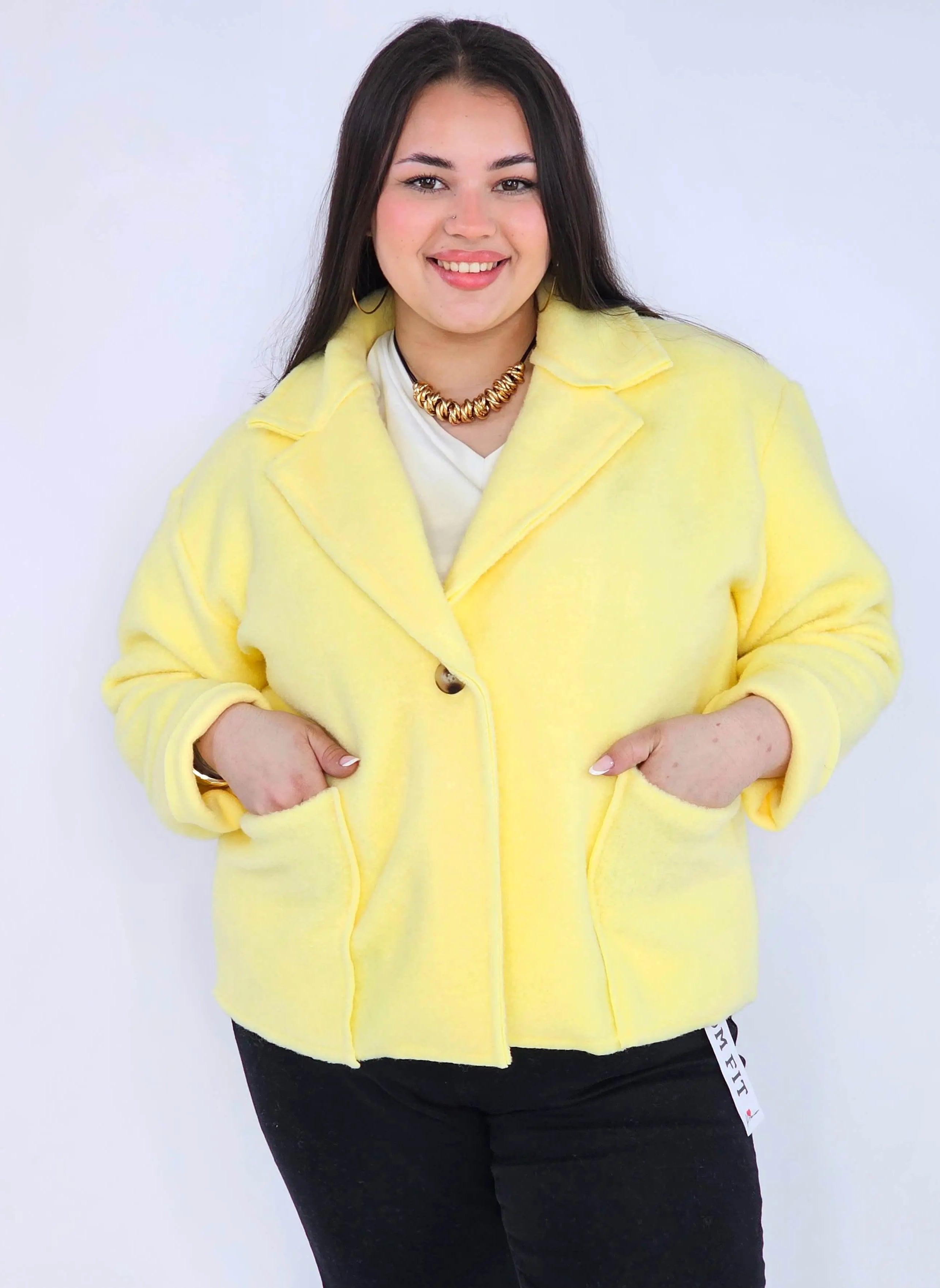 Kurtka plus size o krótkim kroju z kołnierzem i kieszeniami Stylowa XL