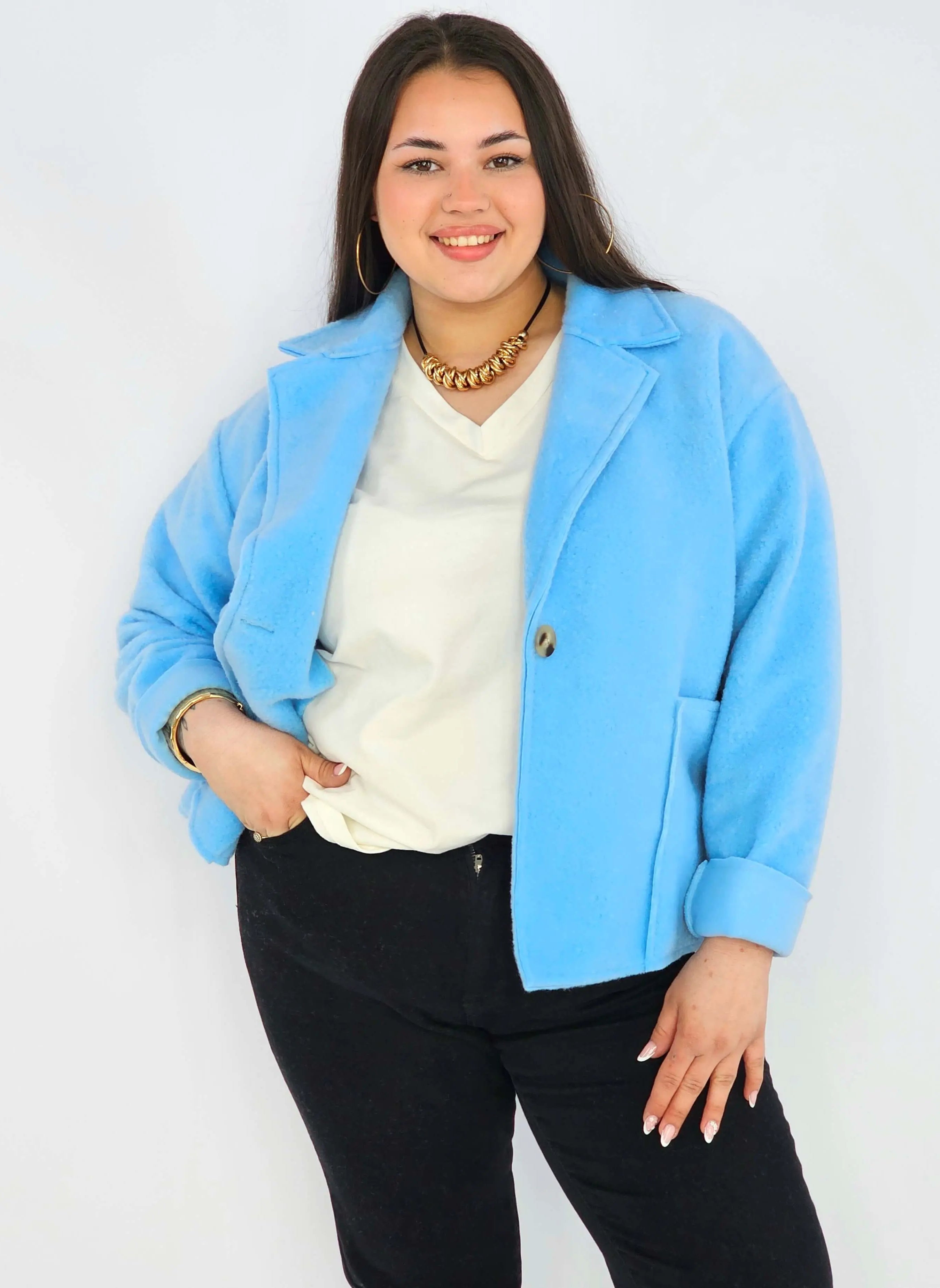 Kurtka plus size o krótkim kroju z kołnierzem i kieszeniami Stylowa XL