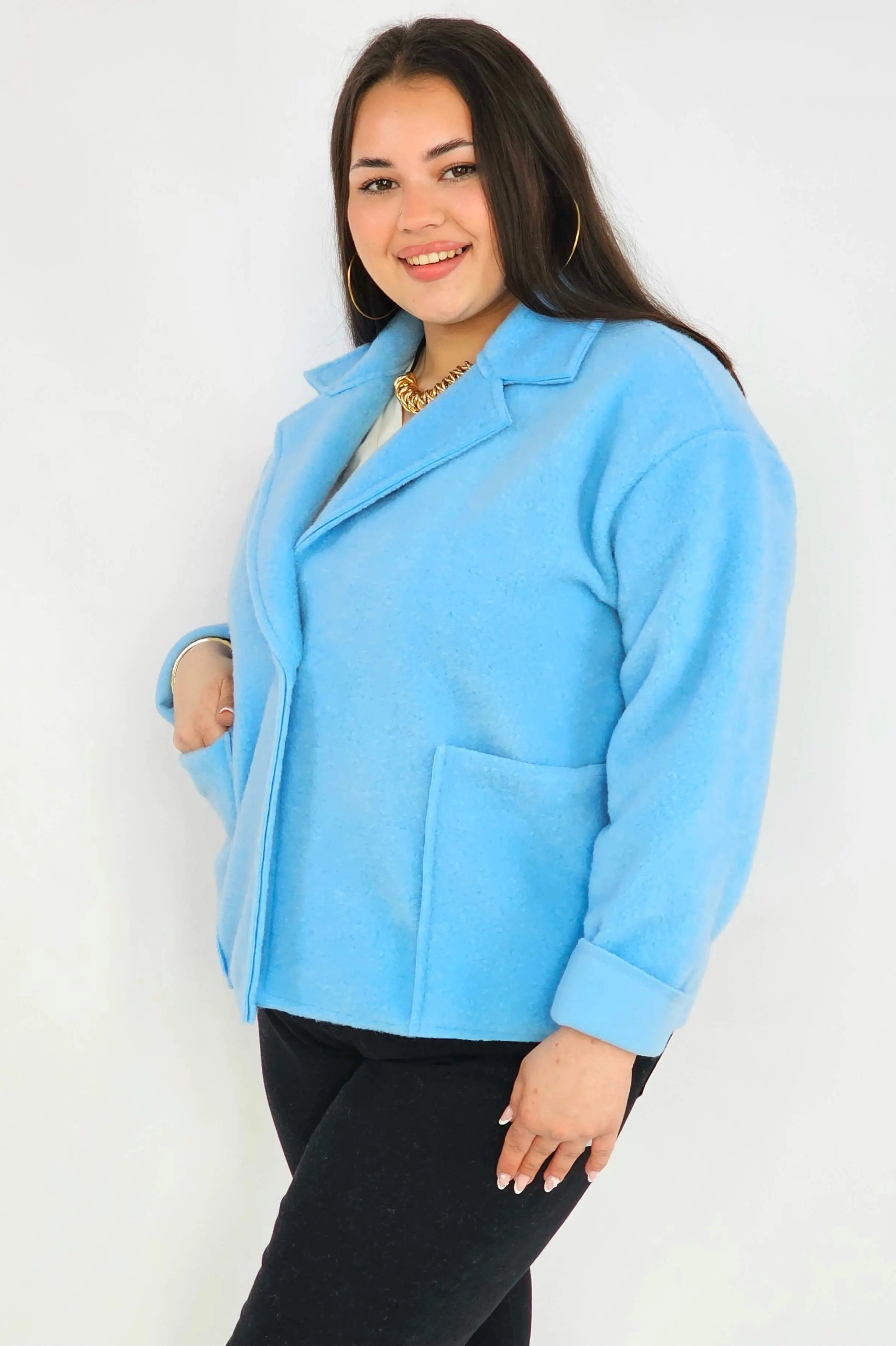 Kurtka plus size o krótkim kroju z kołnierzem i kieszeniami Stylowa XL