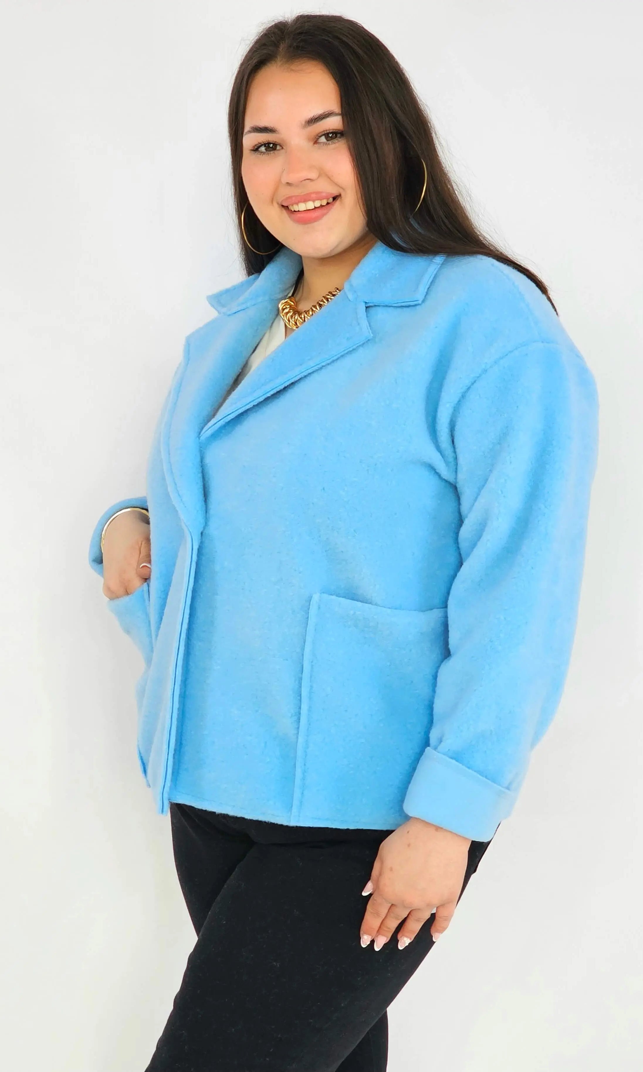 Kurtka plus size o krótkim kroju z kołnierzem i kieszeniami Stylowa XL