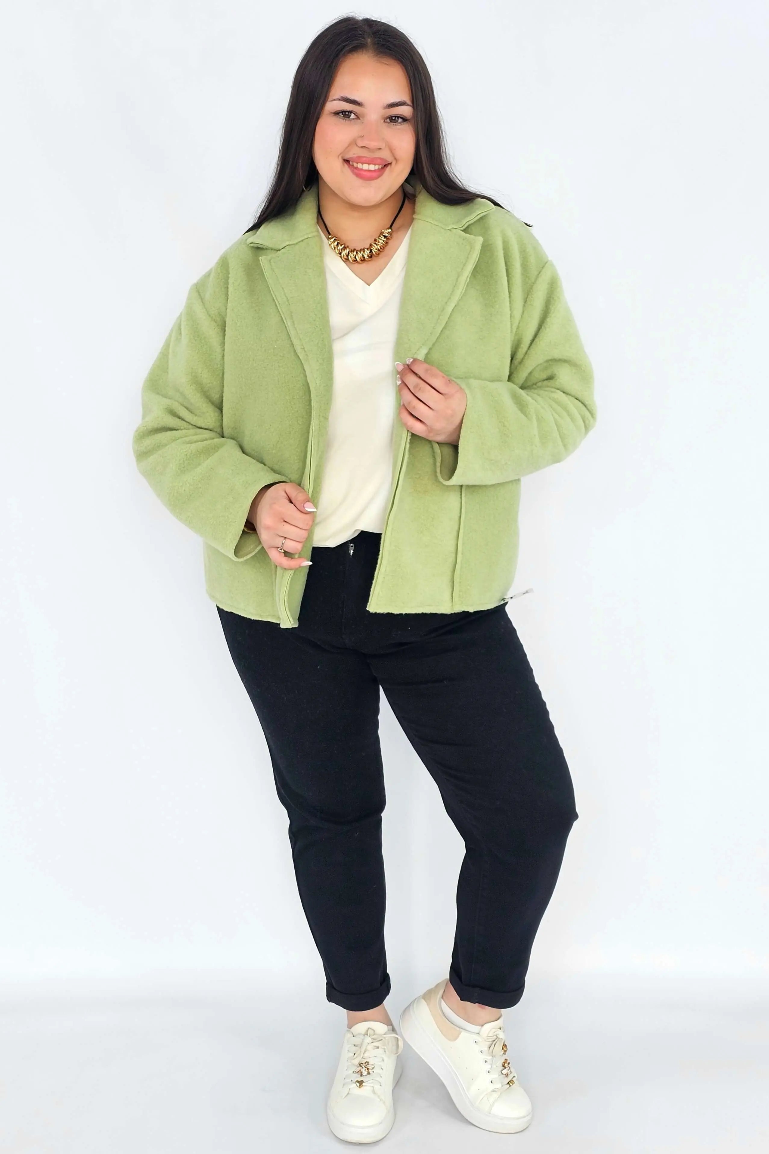 Kurtka plus size o krótkim kroju z kołnierzem i kieszeniami Stylowa XL