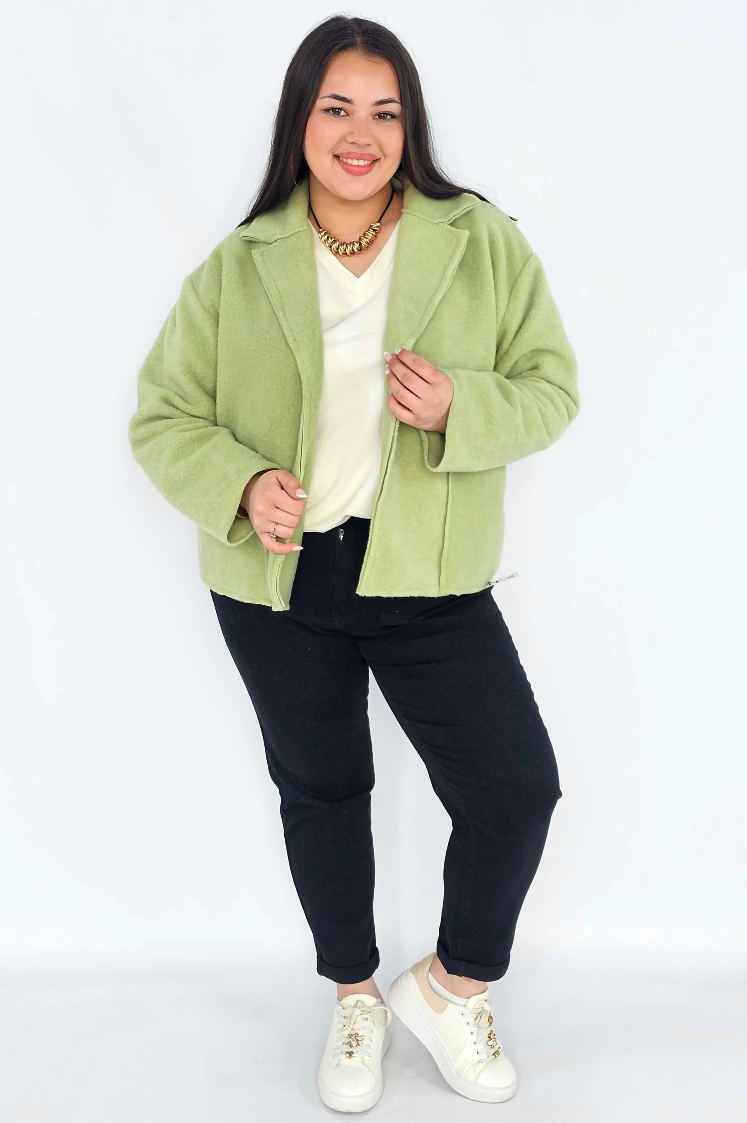 Kurtka plus size o krótkim kroju z kołnierzem i kieszeniami Stylowa XL