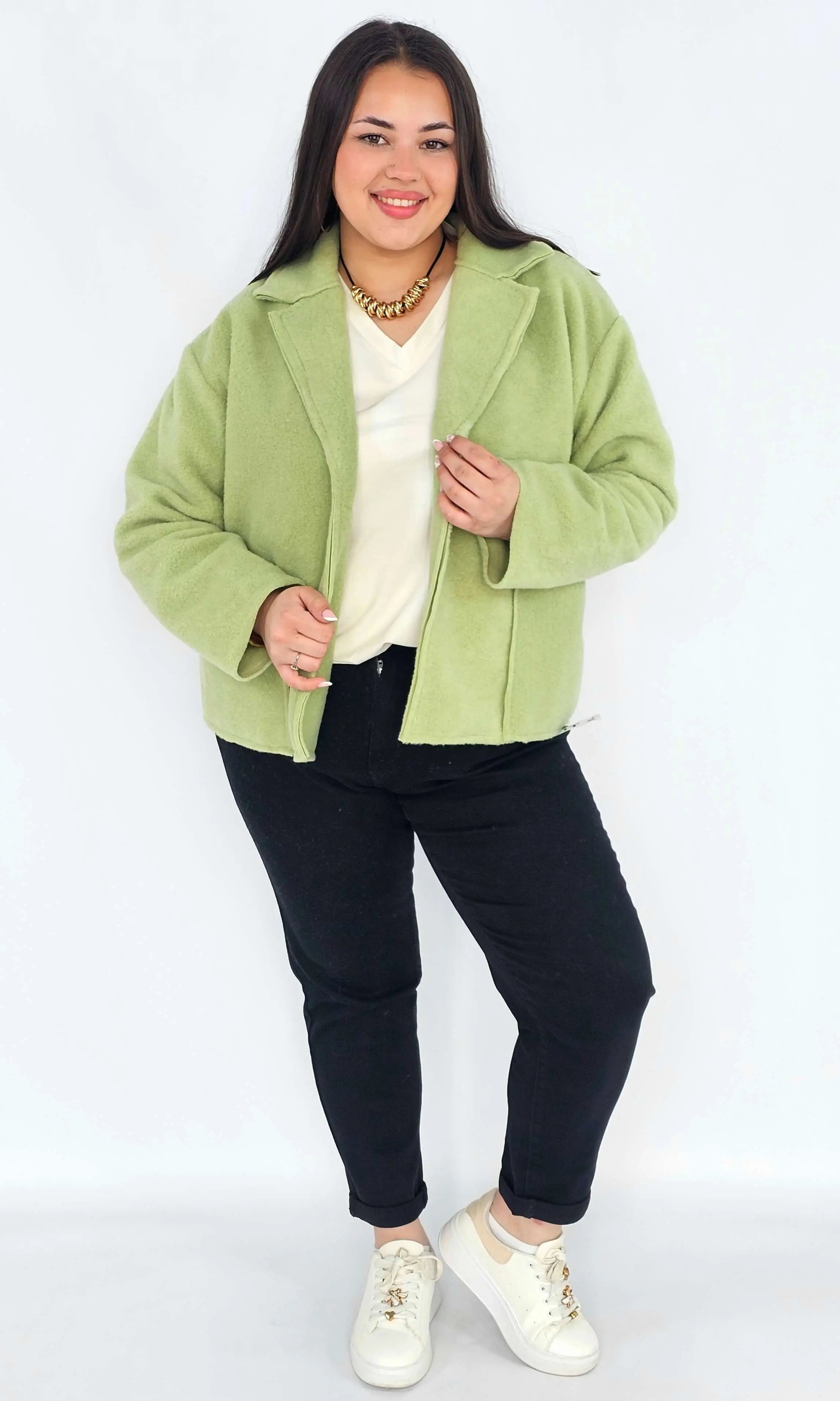 Kurtka plus size o krótkim kroju z kołnierzem i kieszeniami Stylowa XL
