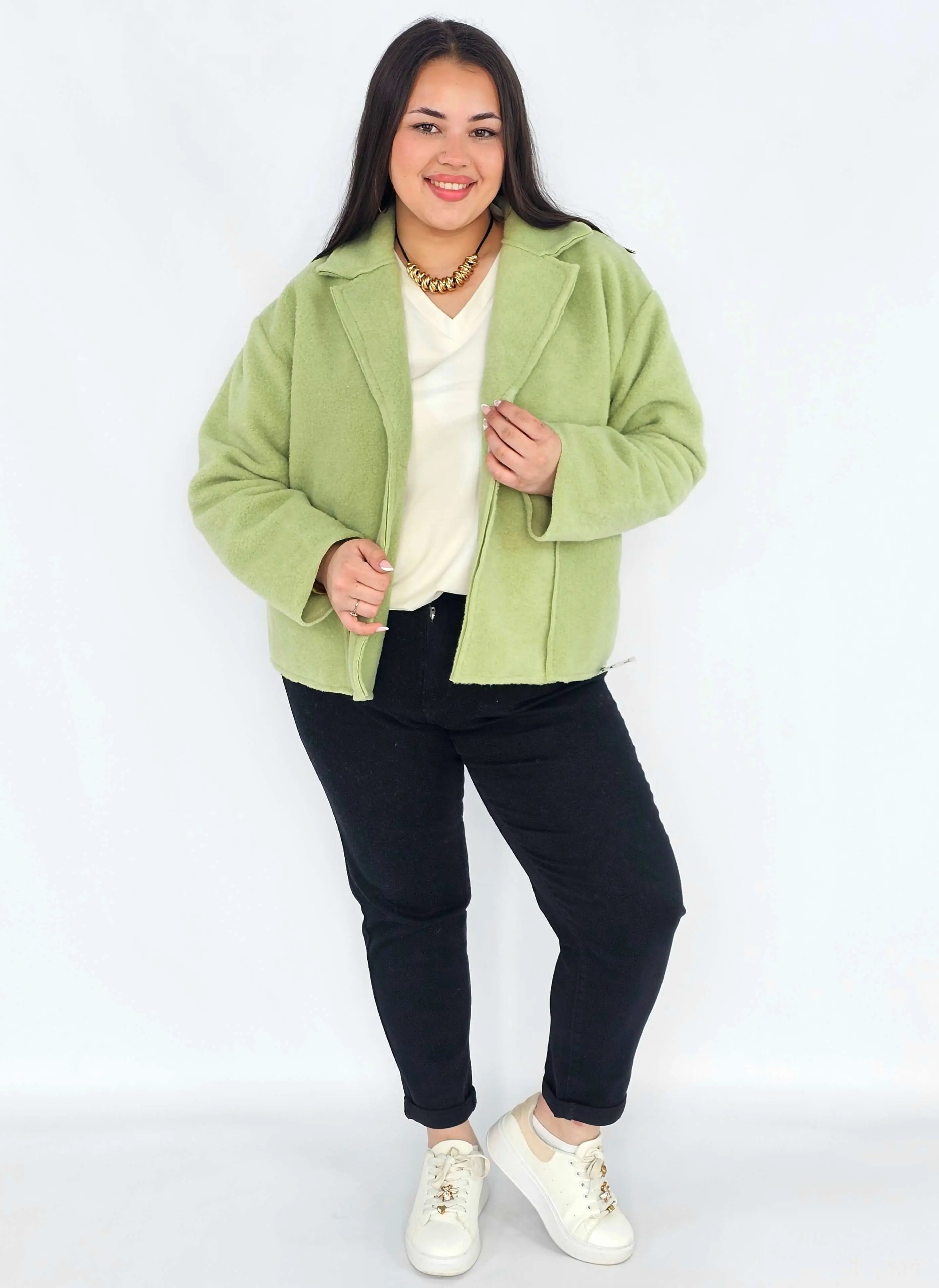 Kurtka plus size o krótkim kroju z kołnierzem i kieszeniami Stylowa XL