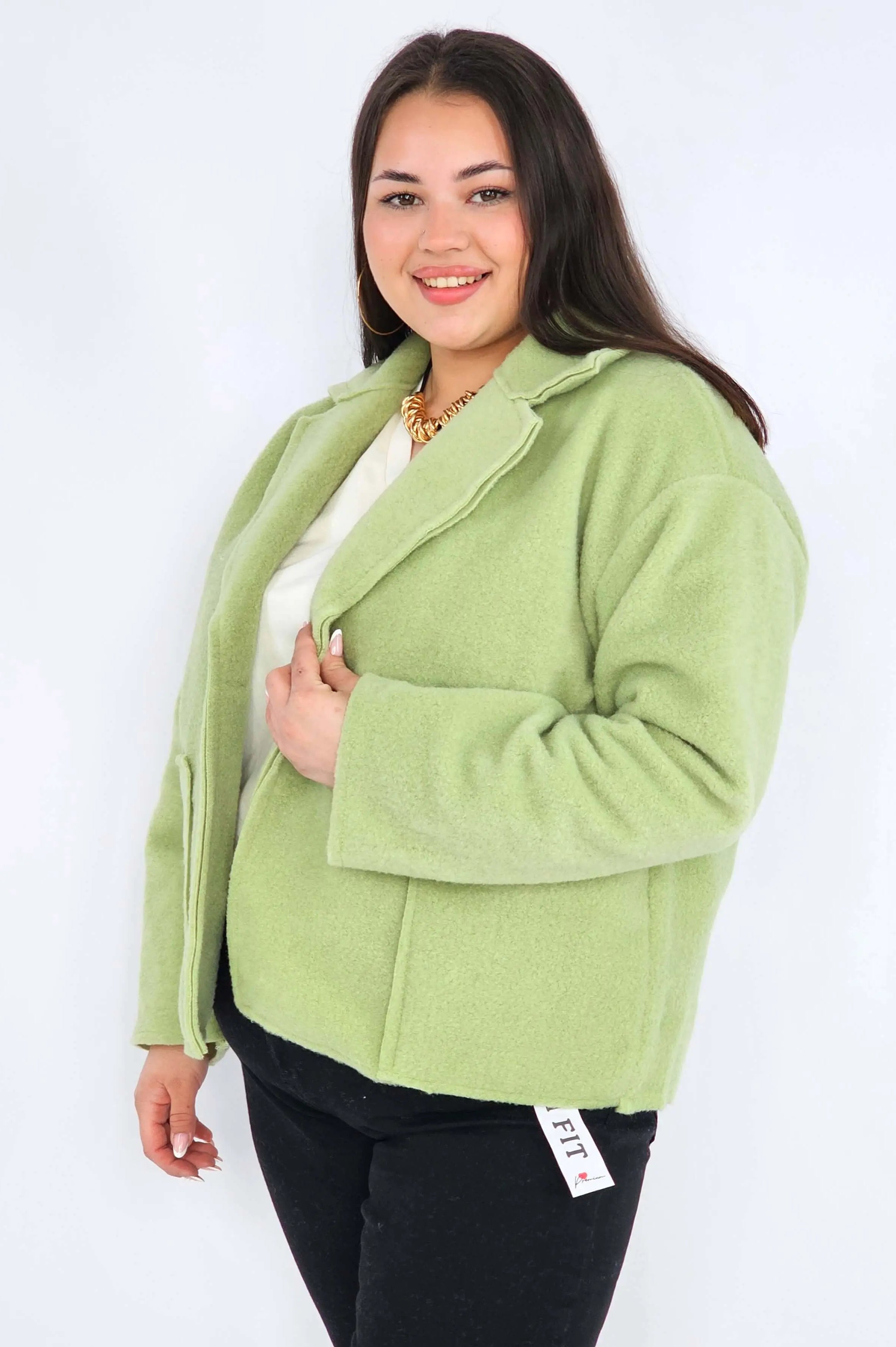 Kurtka plus size o krótkim kroju z kołnierzem i kieszeniami Stylowa XL