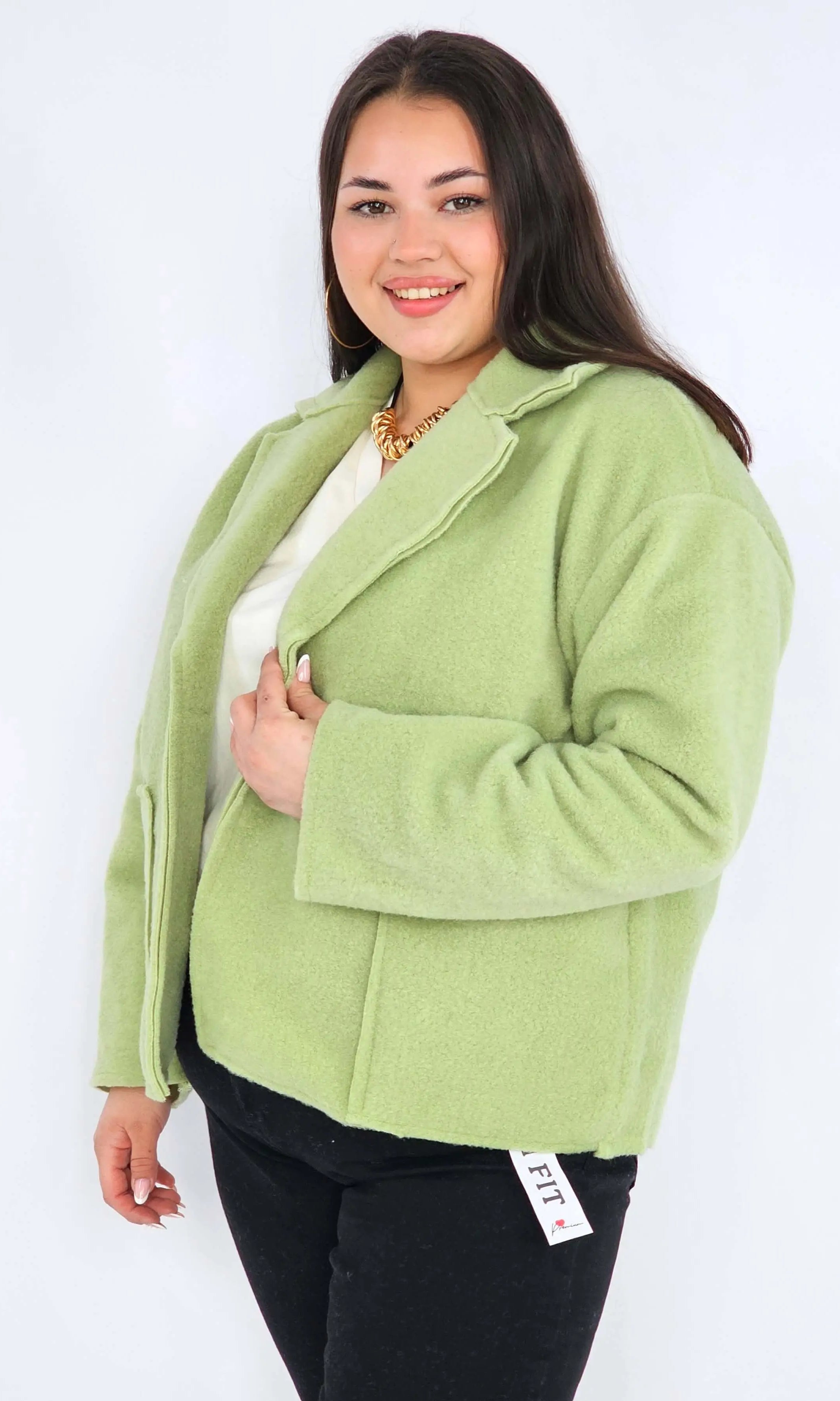 Kurtka plus size o krótkim kroju z kołnierzem i kieszeniami Stylowa XL